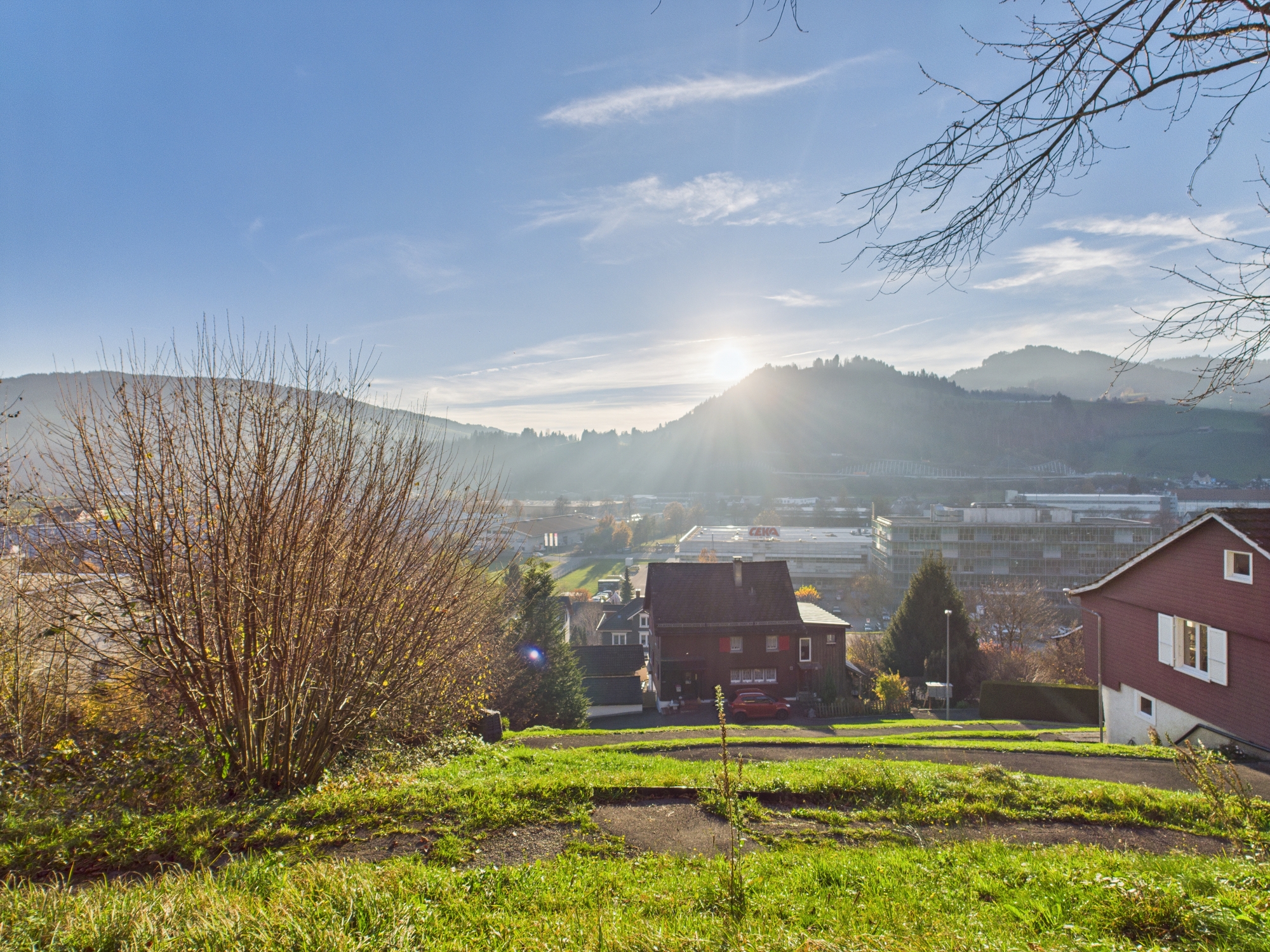 Blick über ein Hanggrundstück ins Tal