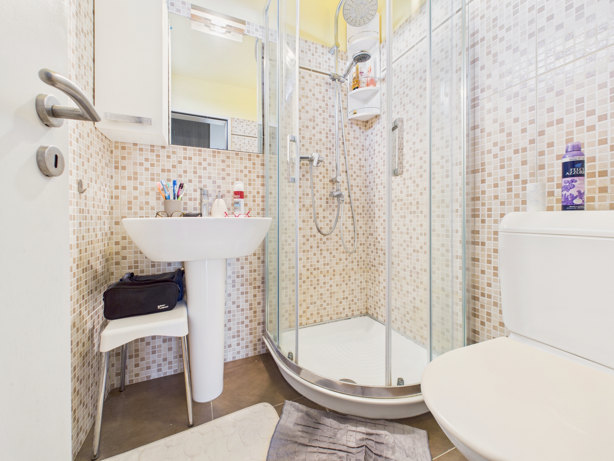 Kleines modernes Bad mit Dusche