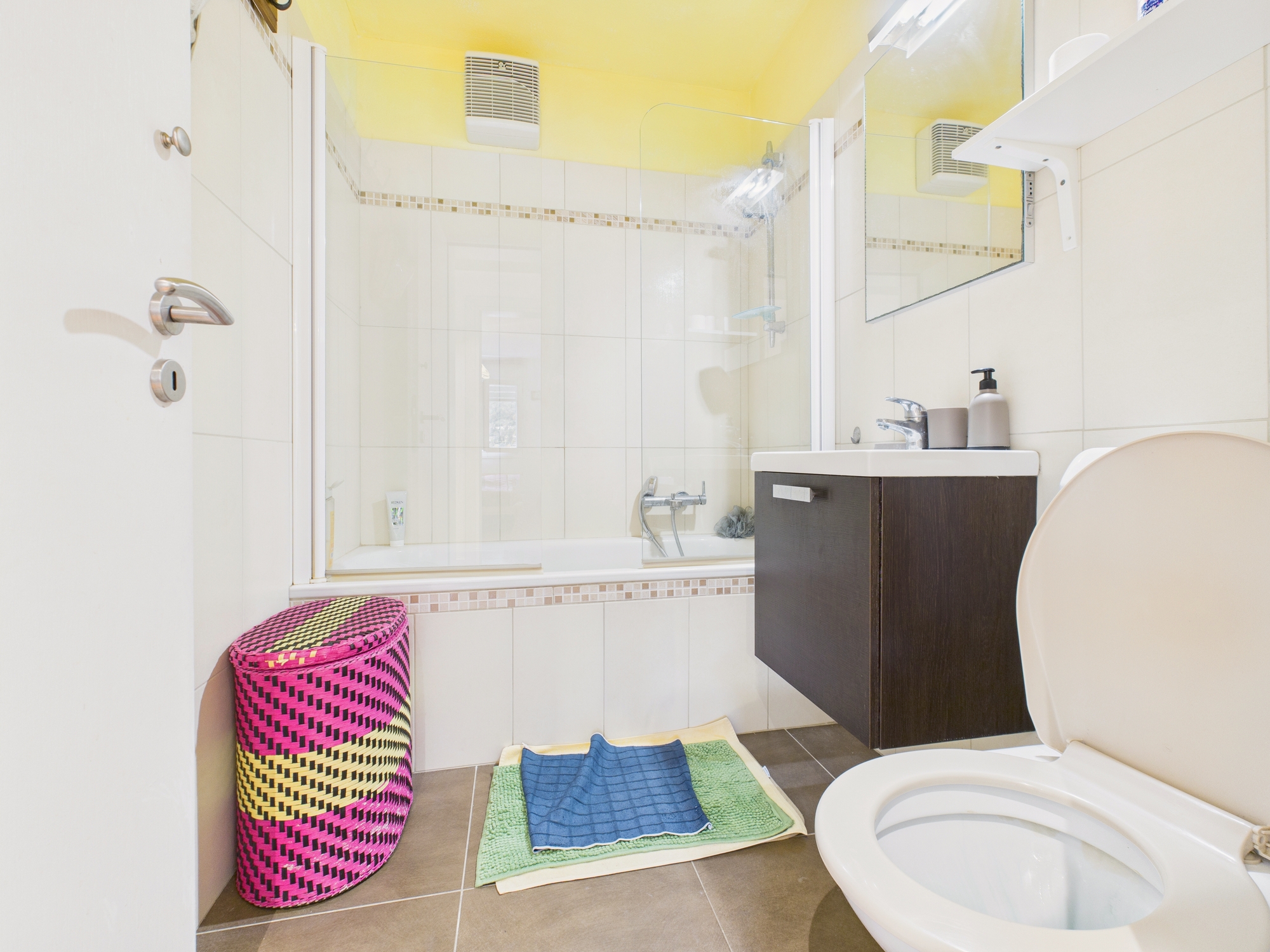 Kleines helles Badezimmer mit Badewanne und WC