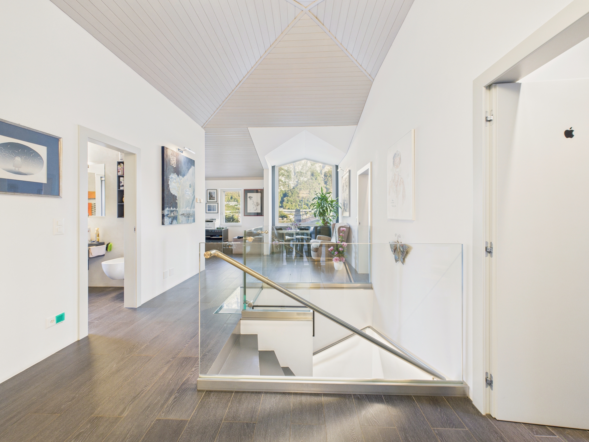Heller Flur mit Galerie und Treppe