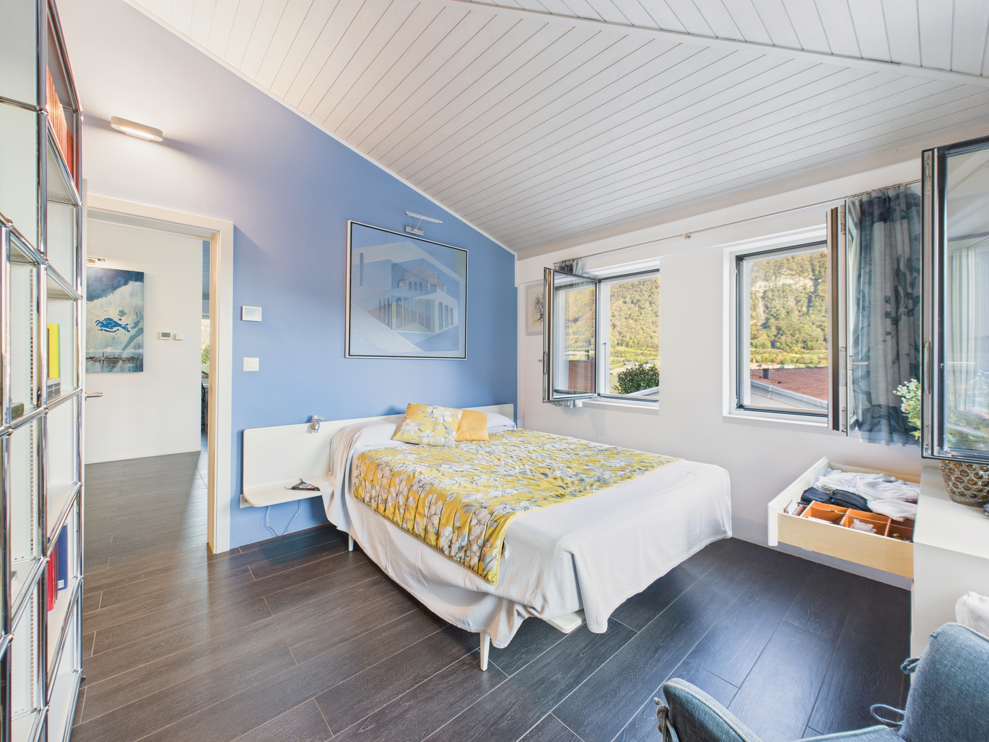 Helles Schlafzimmer mit Alpenblick