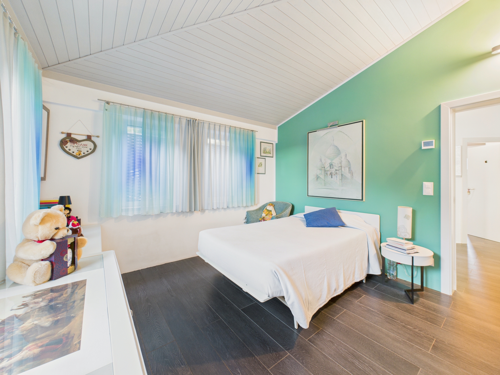 Helles Schlafzimmer mit schräger Decke