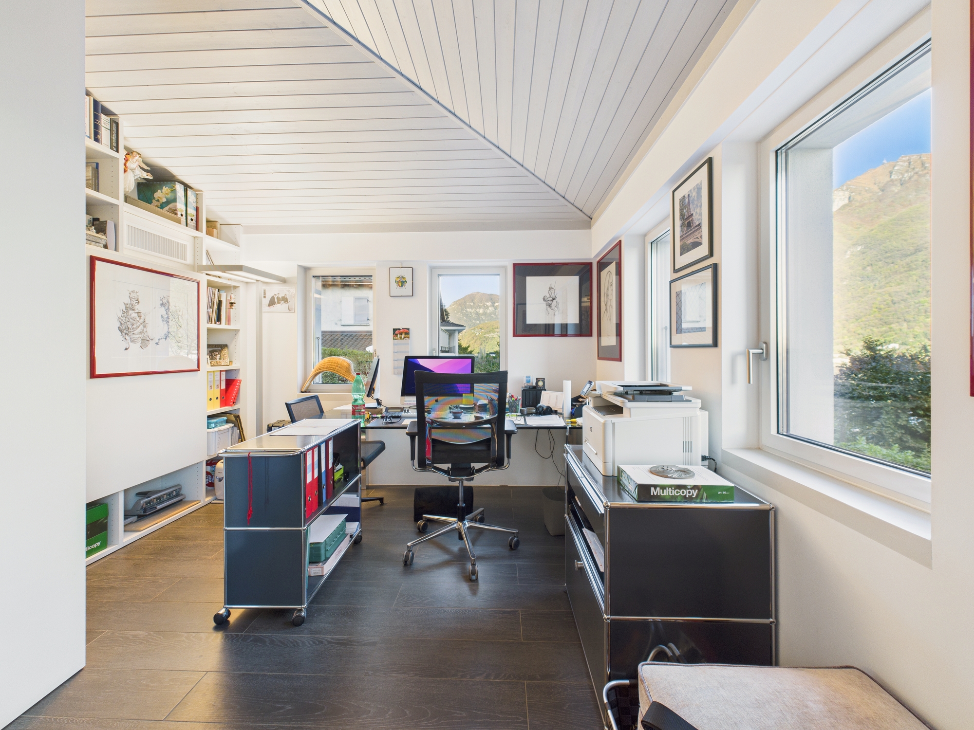 Helles Arbeitszimmer mit Bergblick