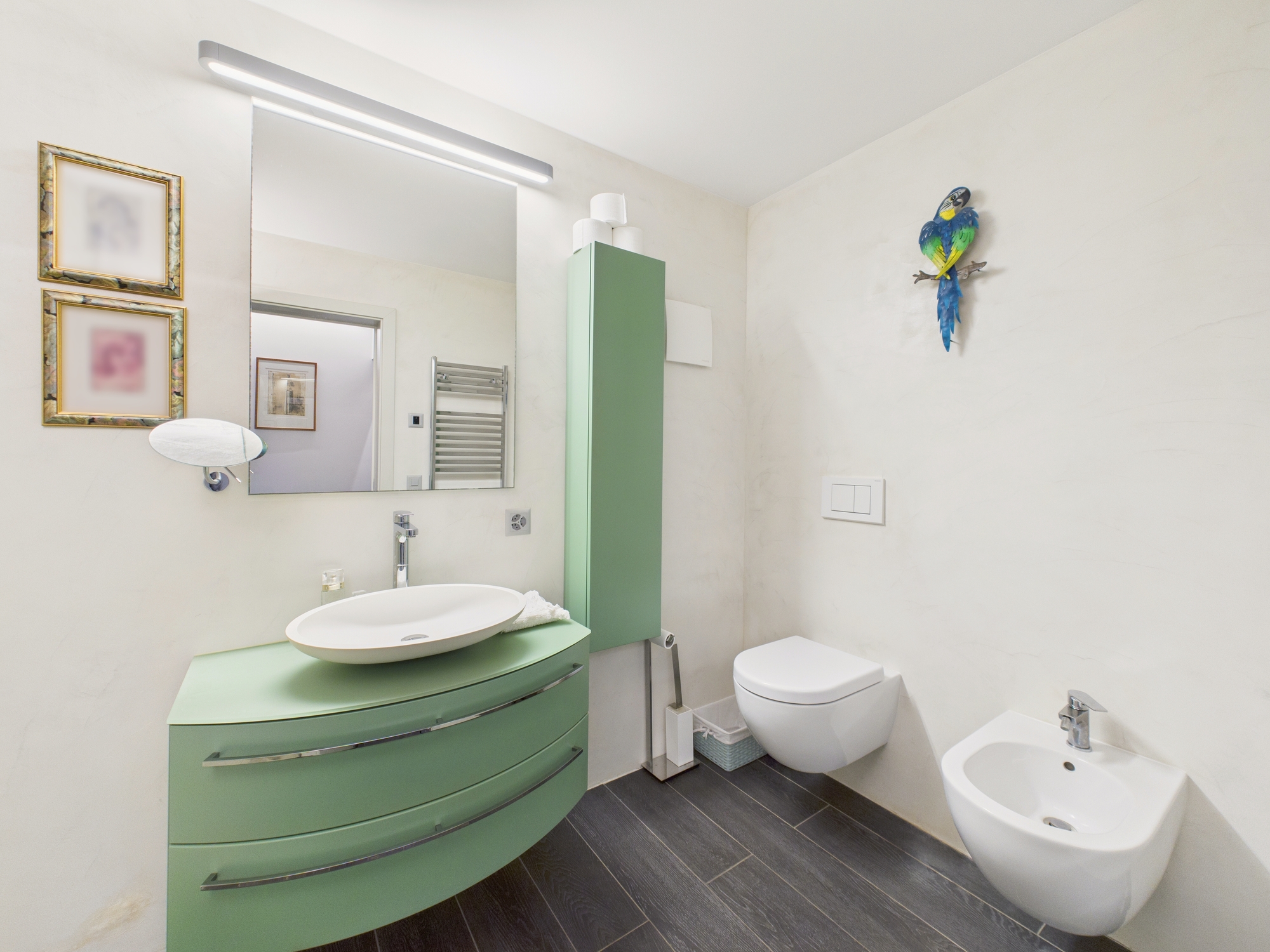 Modernes Gäste-WC mit Mintmöbeln