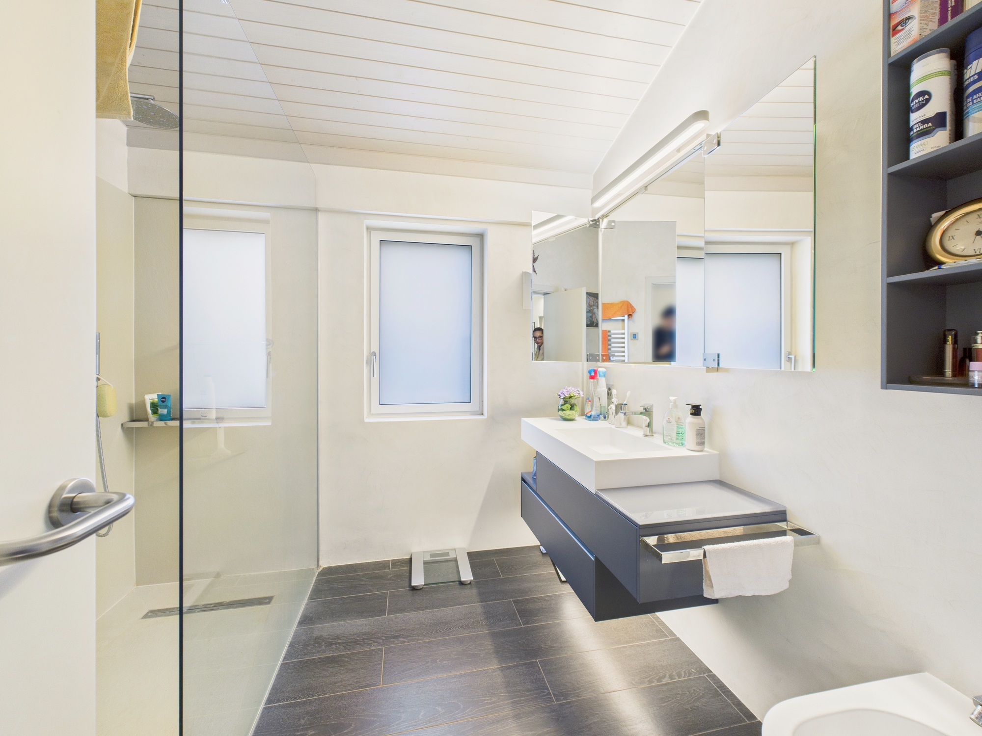 Modernes Badezimmer mit Dusche und Waschtisch