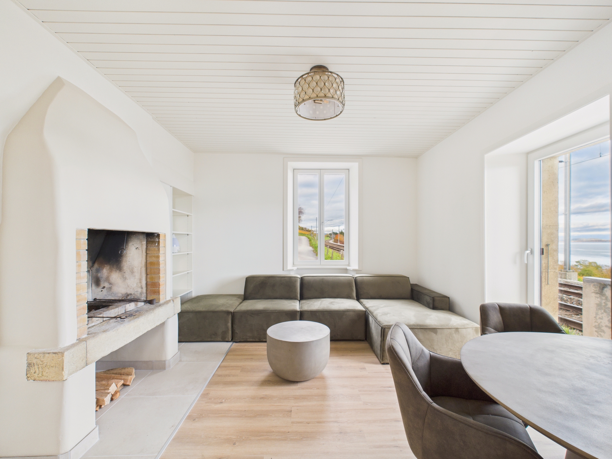 Wohnzimmer mit Kamin und Sofa