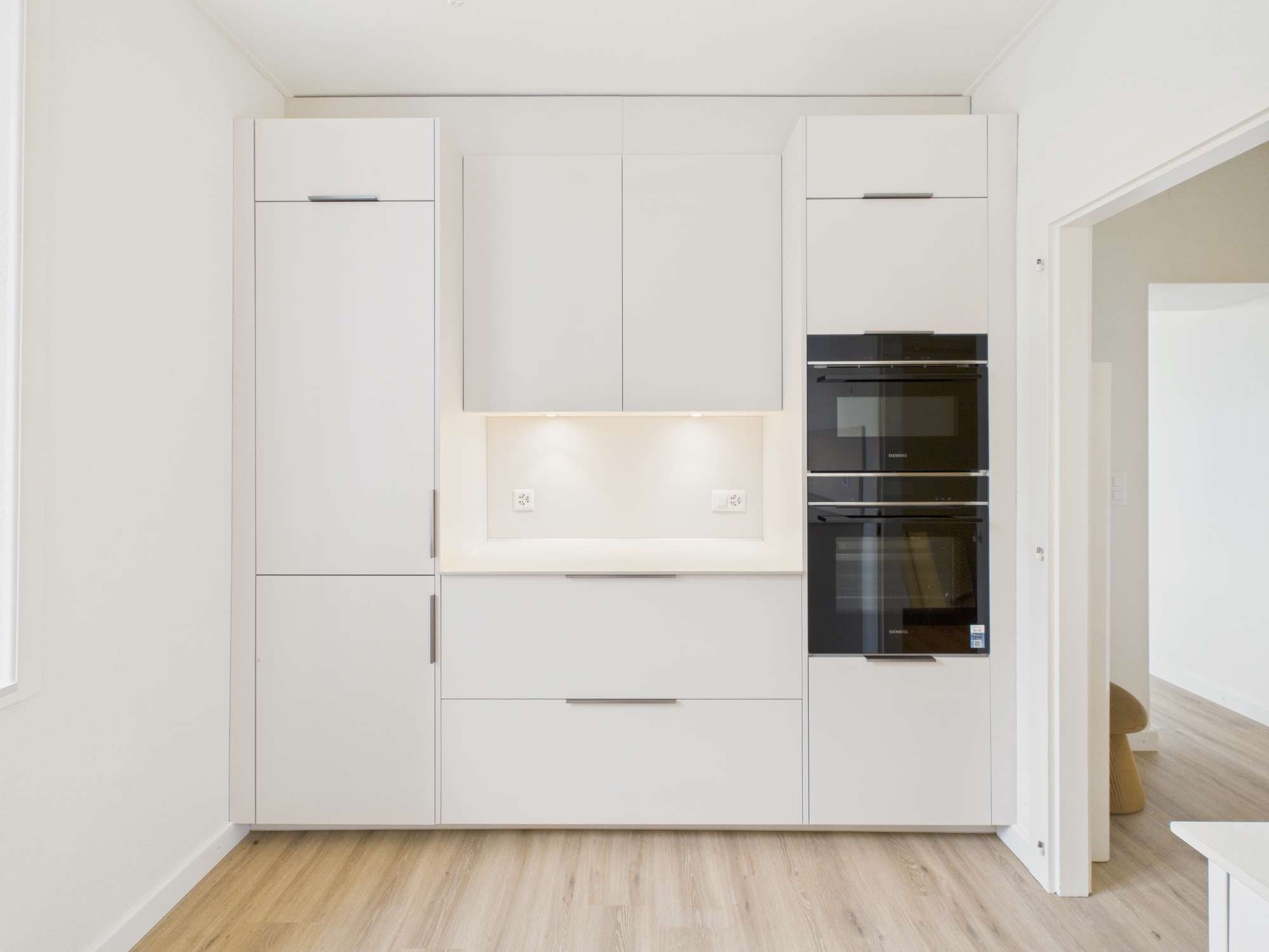Moderne Einbauküche mit Hochschränken
