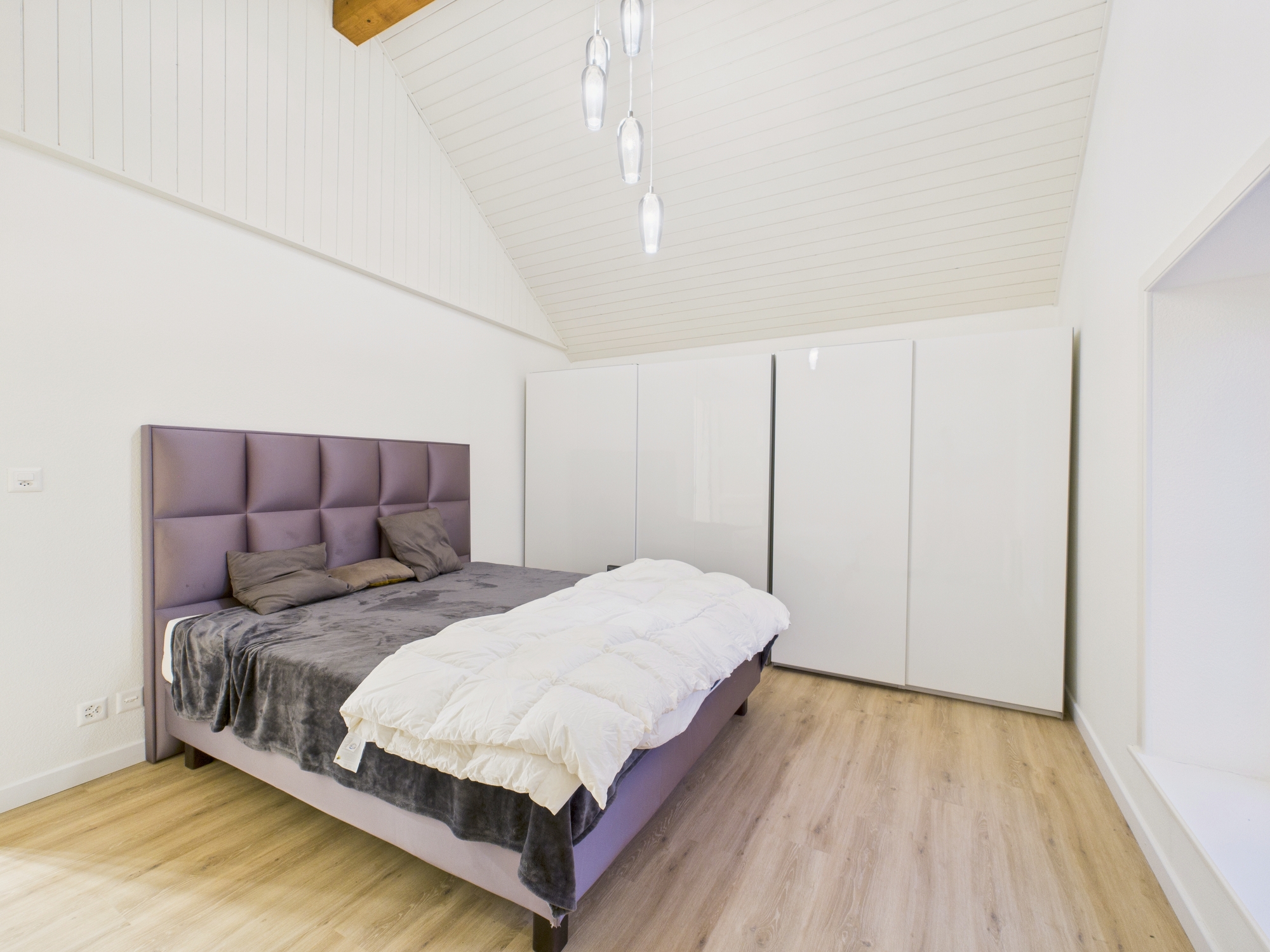 Helles Schlafzimmer mit Schrägdecke und Einbauschrank