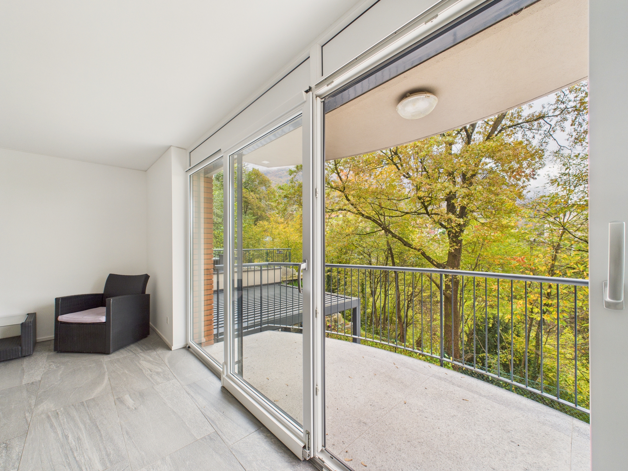 Helle Loggia mit Balkonblick