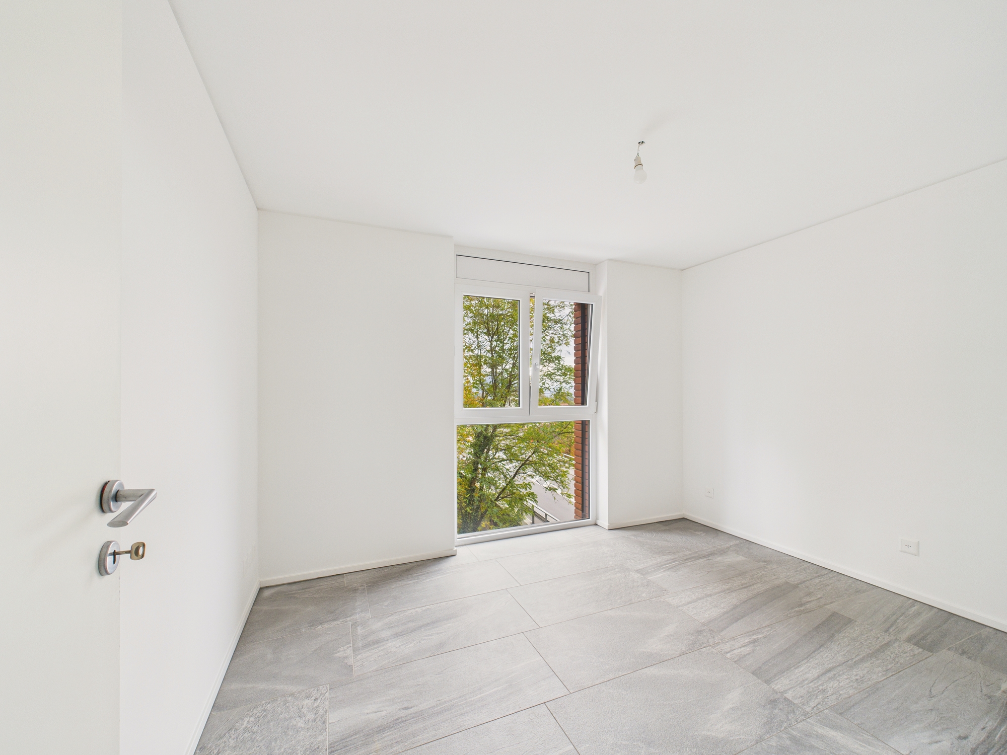 Heller leerer Raum mit großem Fenster