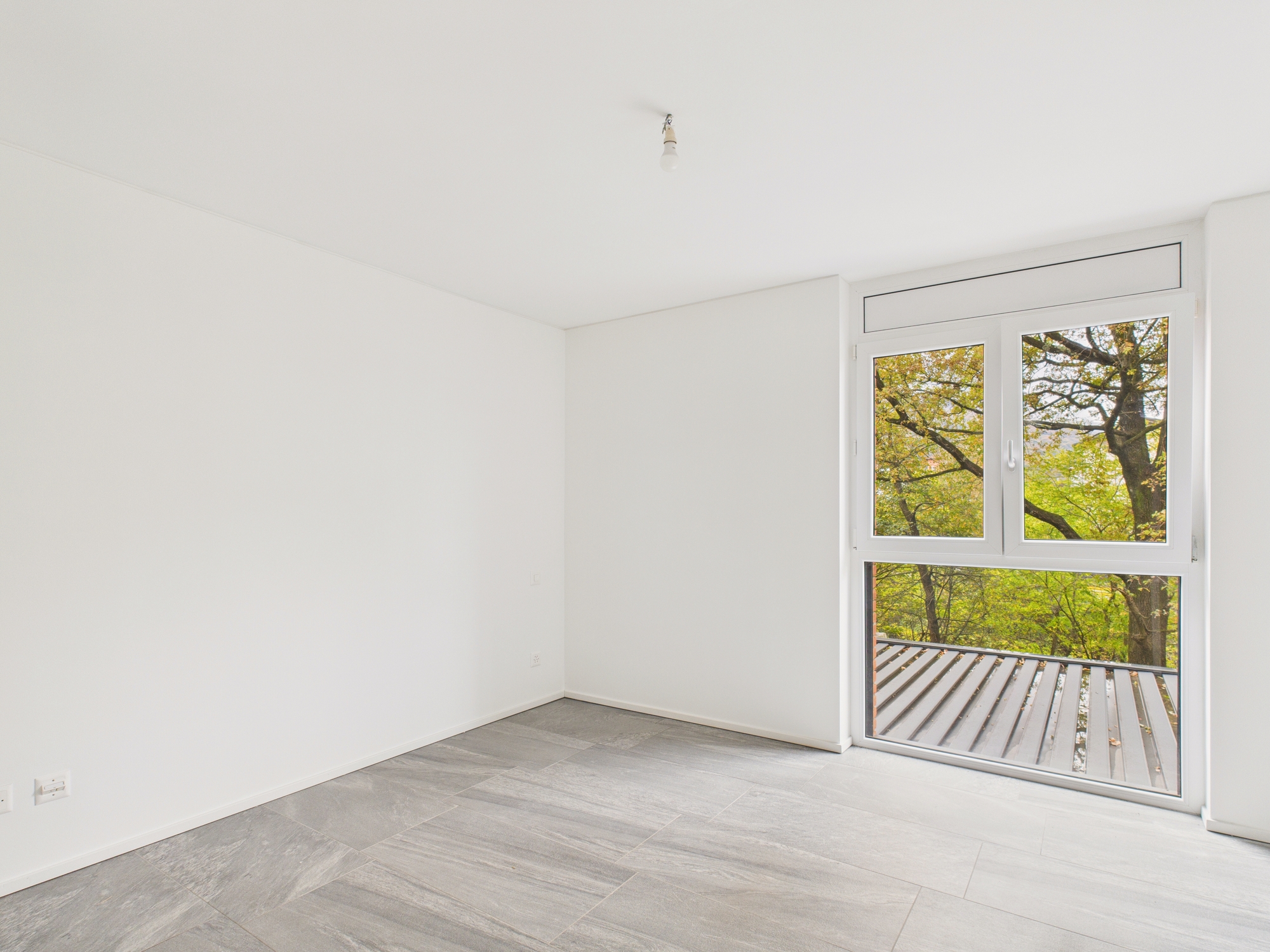 Leerer heller Raum mit großer Fensterfront