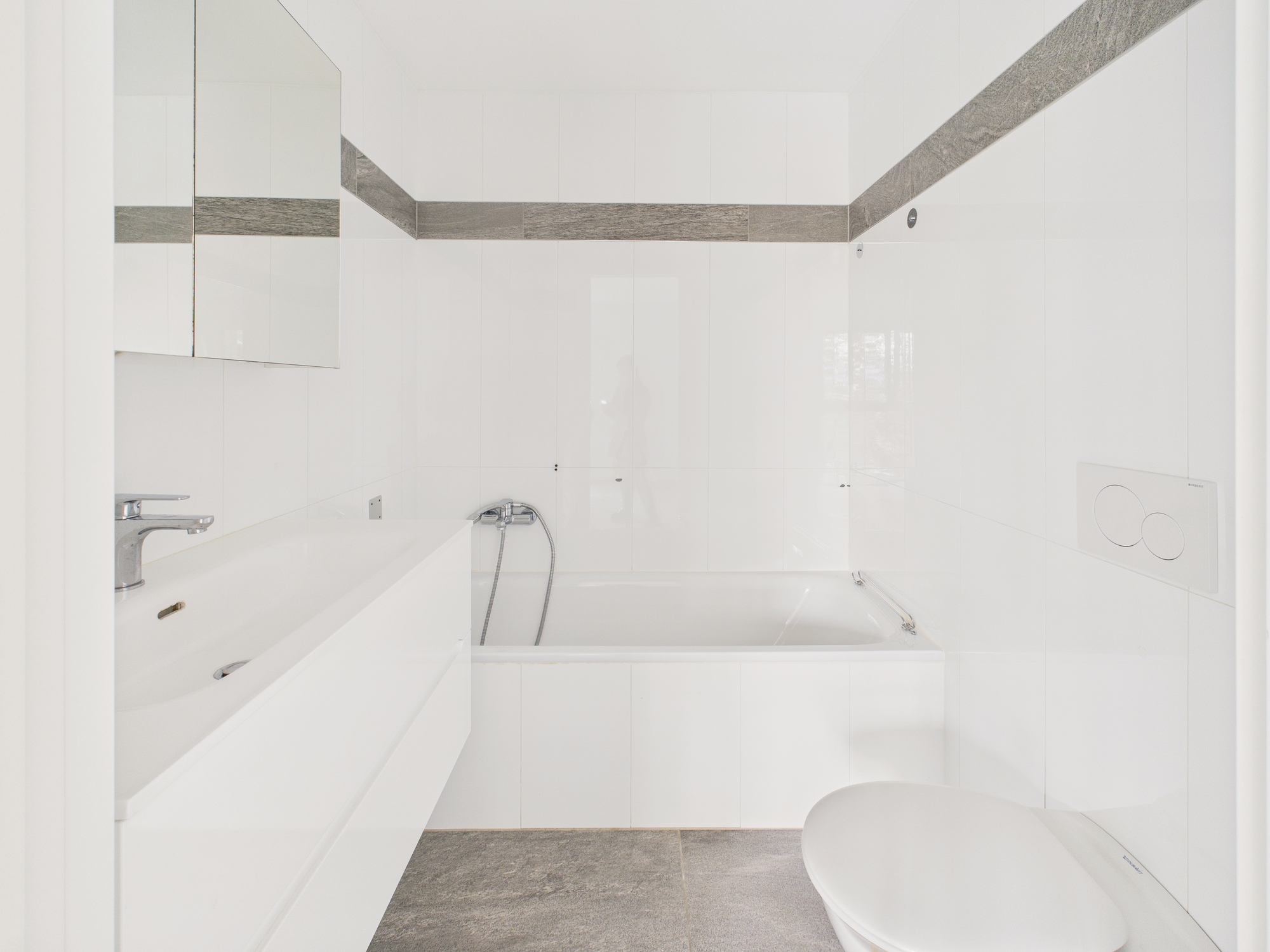 Modernes Badezimmer mit Badewanne