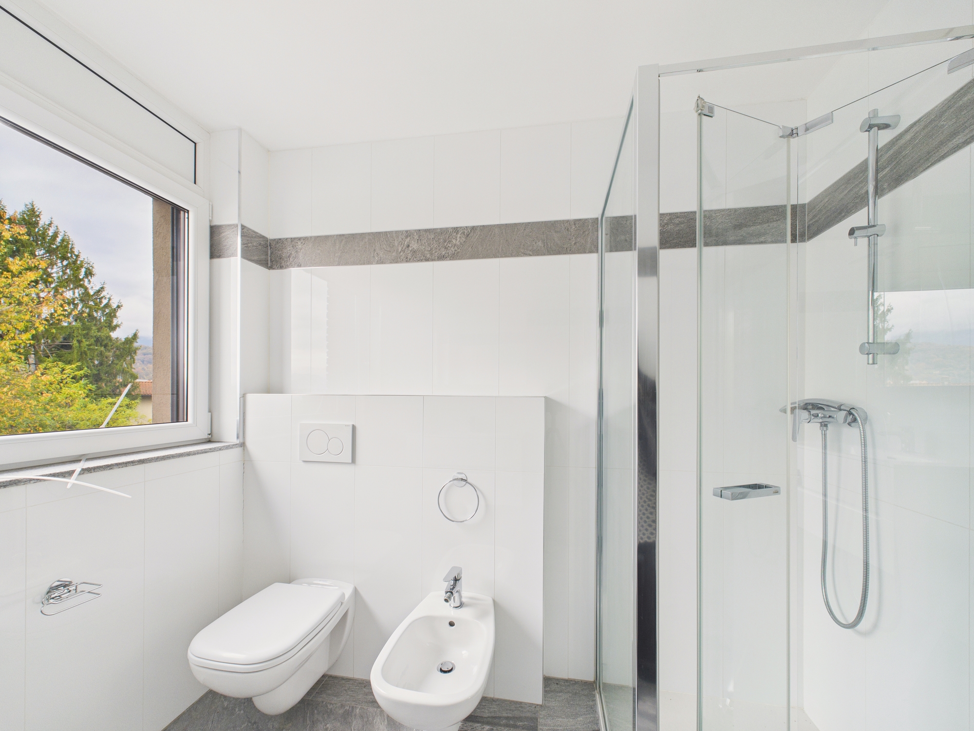 Modernes Badezimmer mit Dusche und Dachfenster