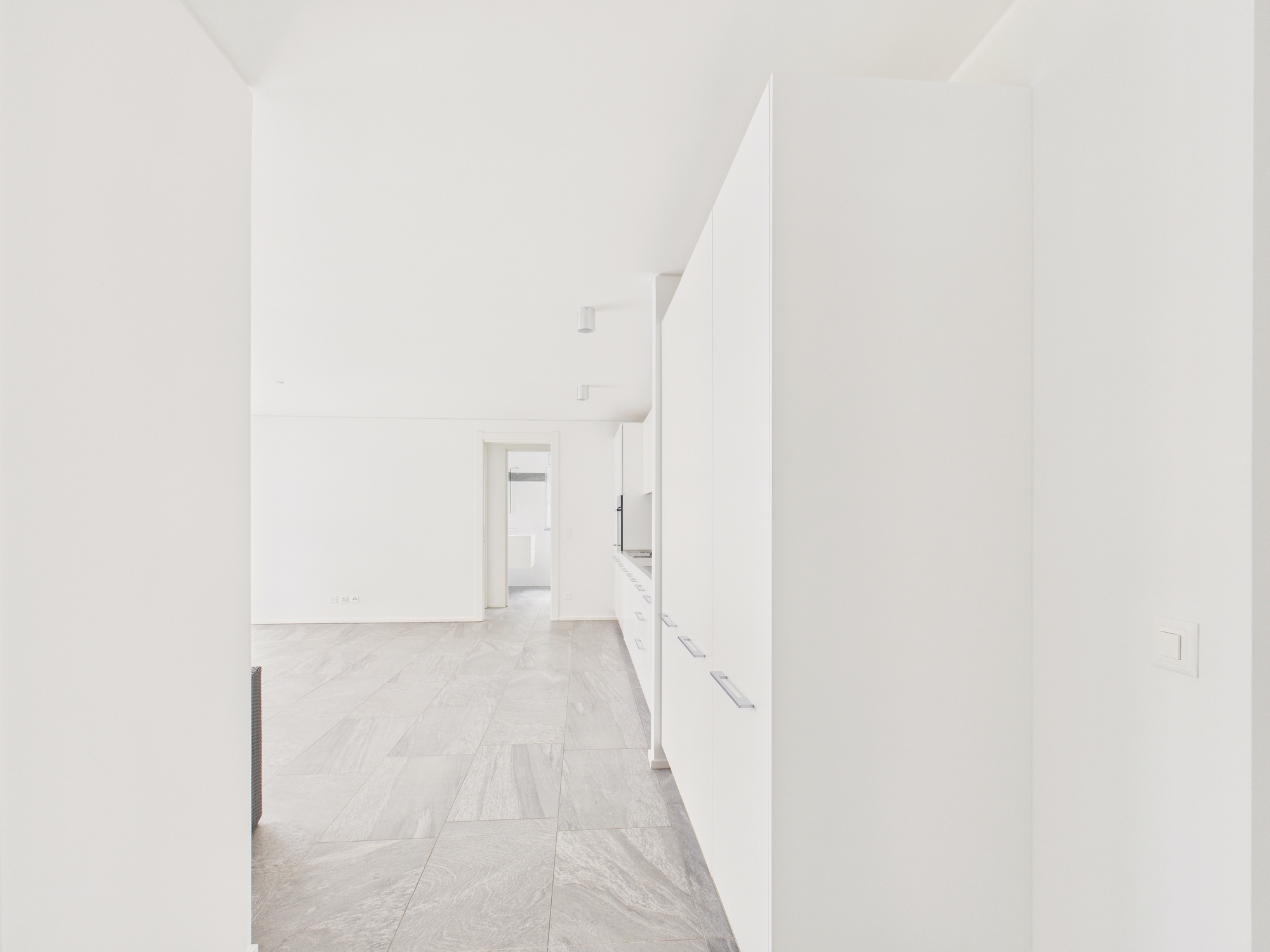 Heller, minimalistischer Innenraum mit hoher Decke