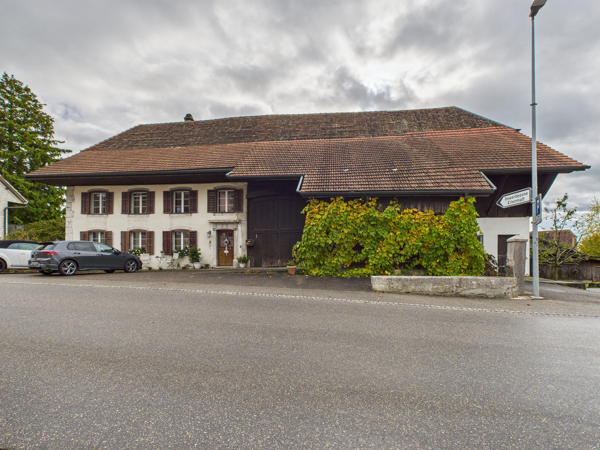 Ländliches Wohnhaus mit großem Satteldach