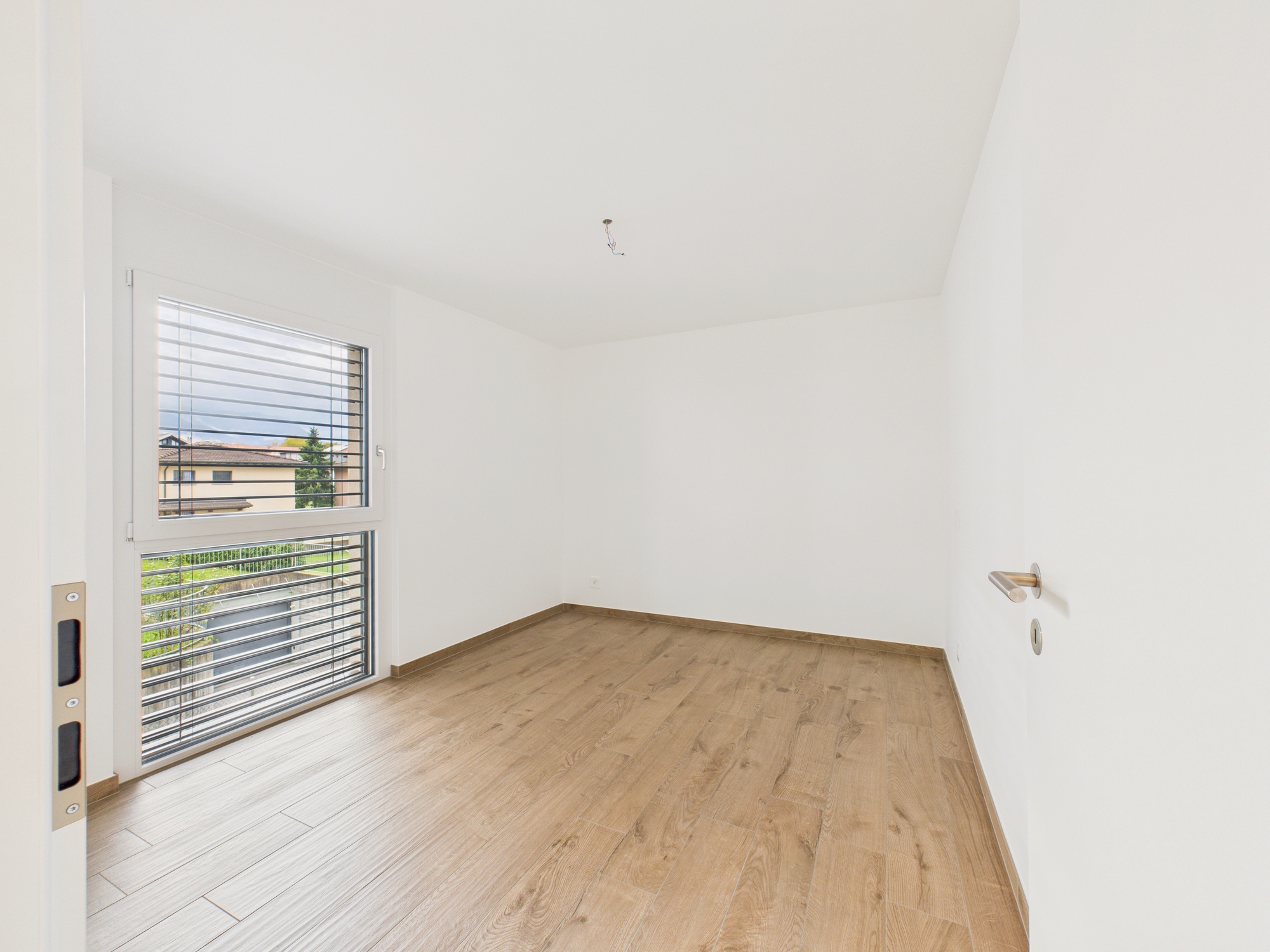 Leerer, heller Raum mit großem Fenster