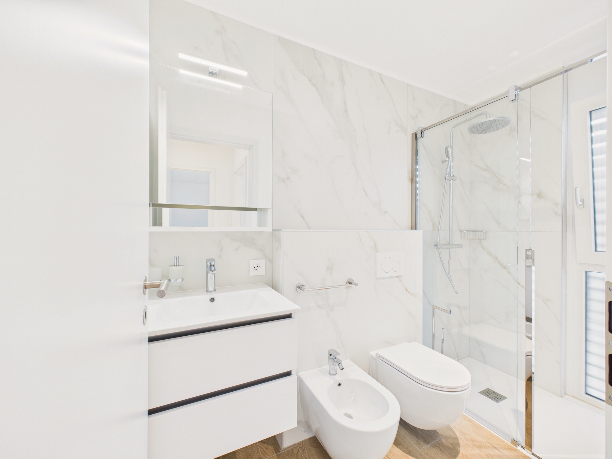 Modernes Badezimmer mit Dusche und Bidet