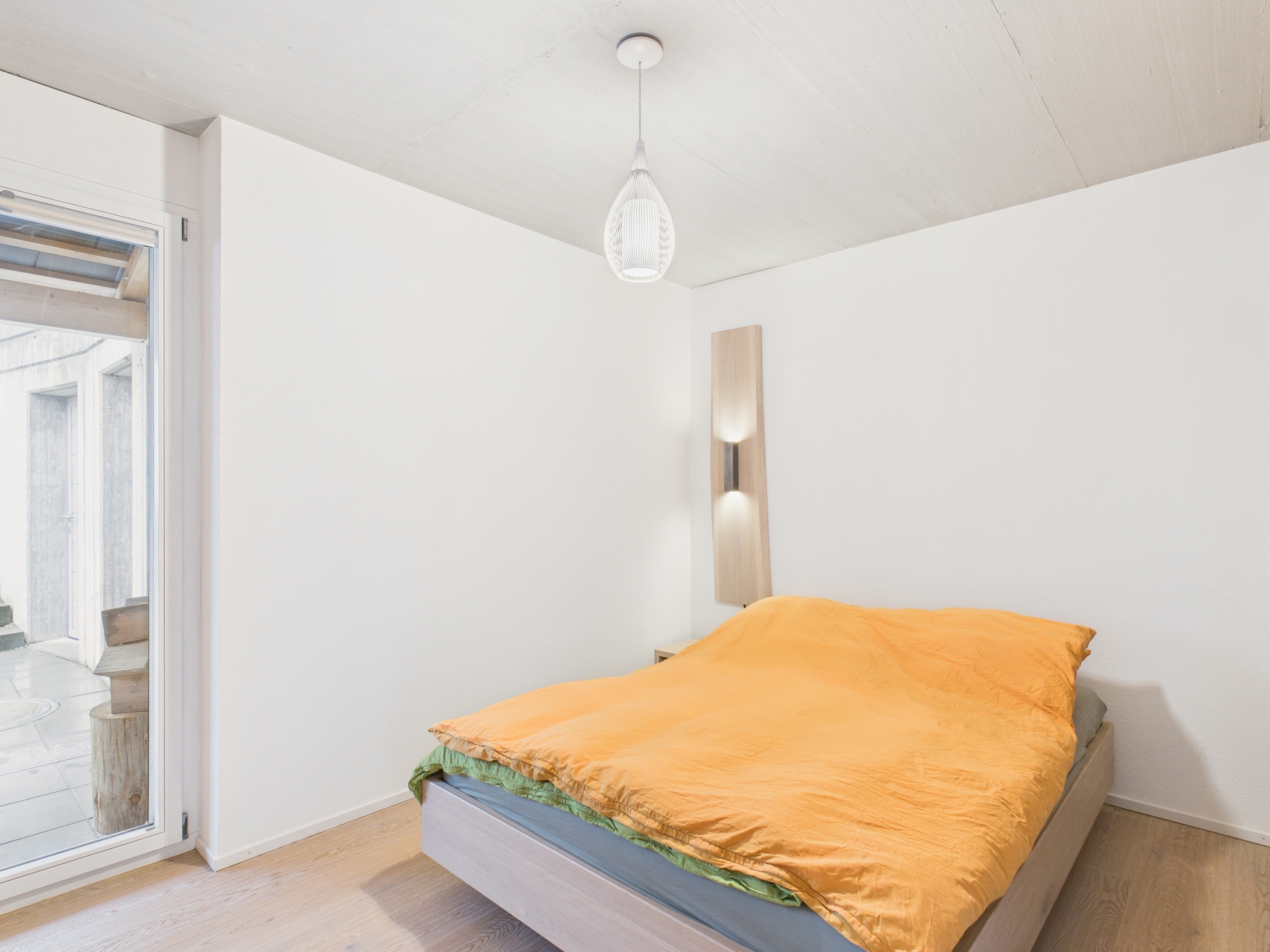 Kleines Schlafzimmer mit Dachschräge