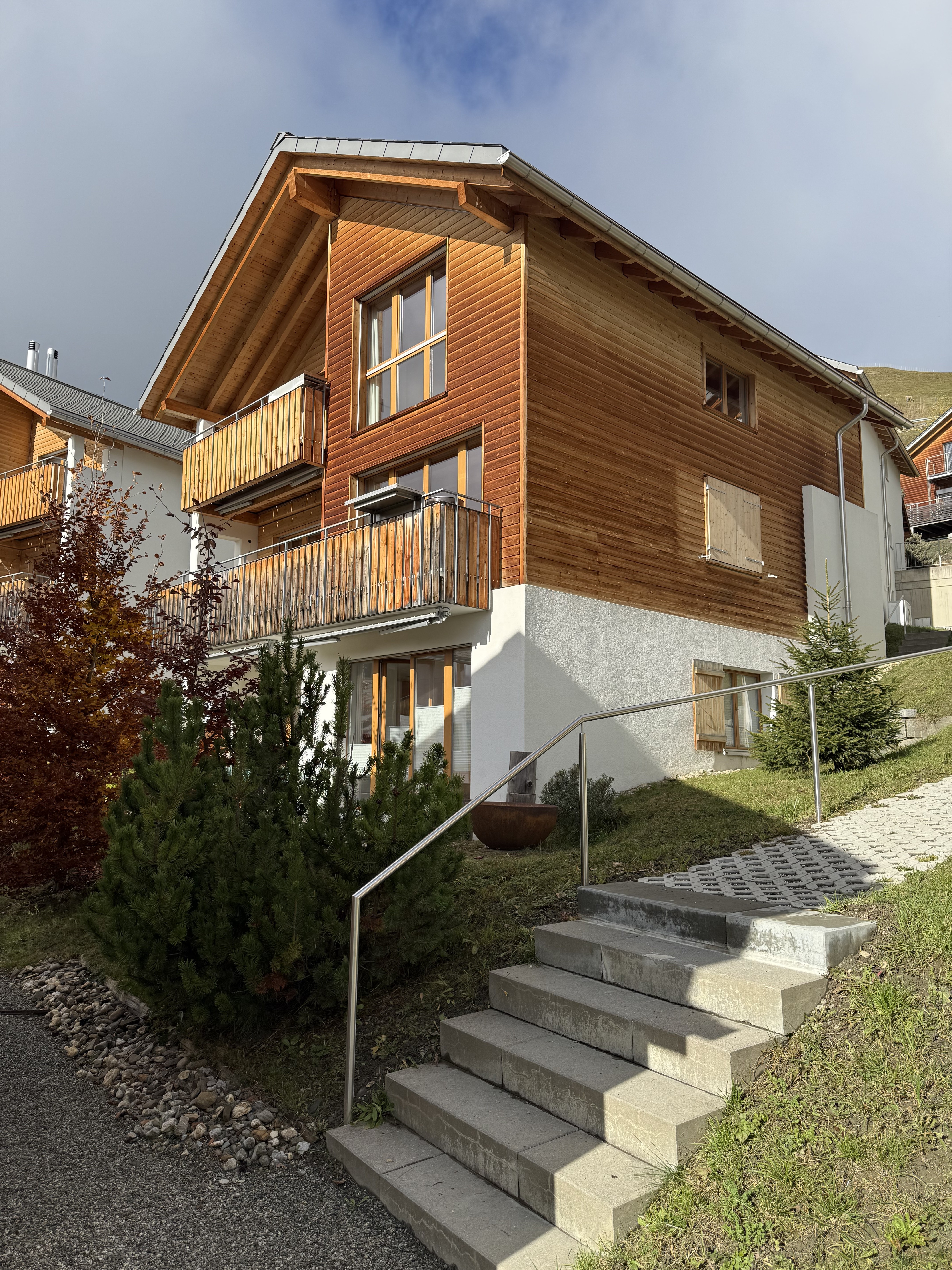 Alpines Holzhaus mit Balkonen