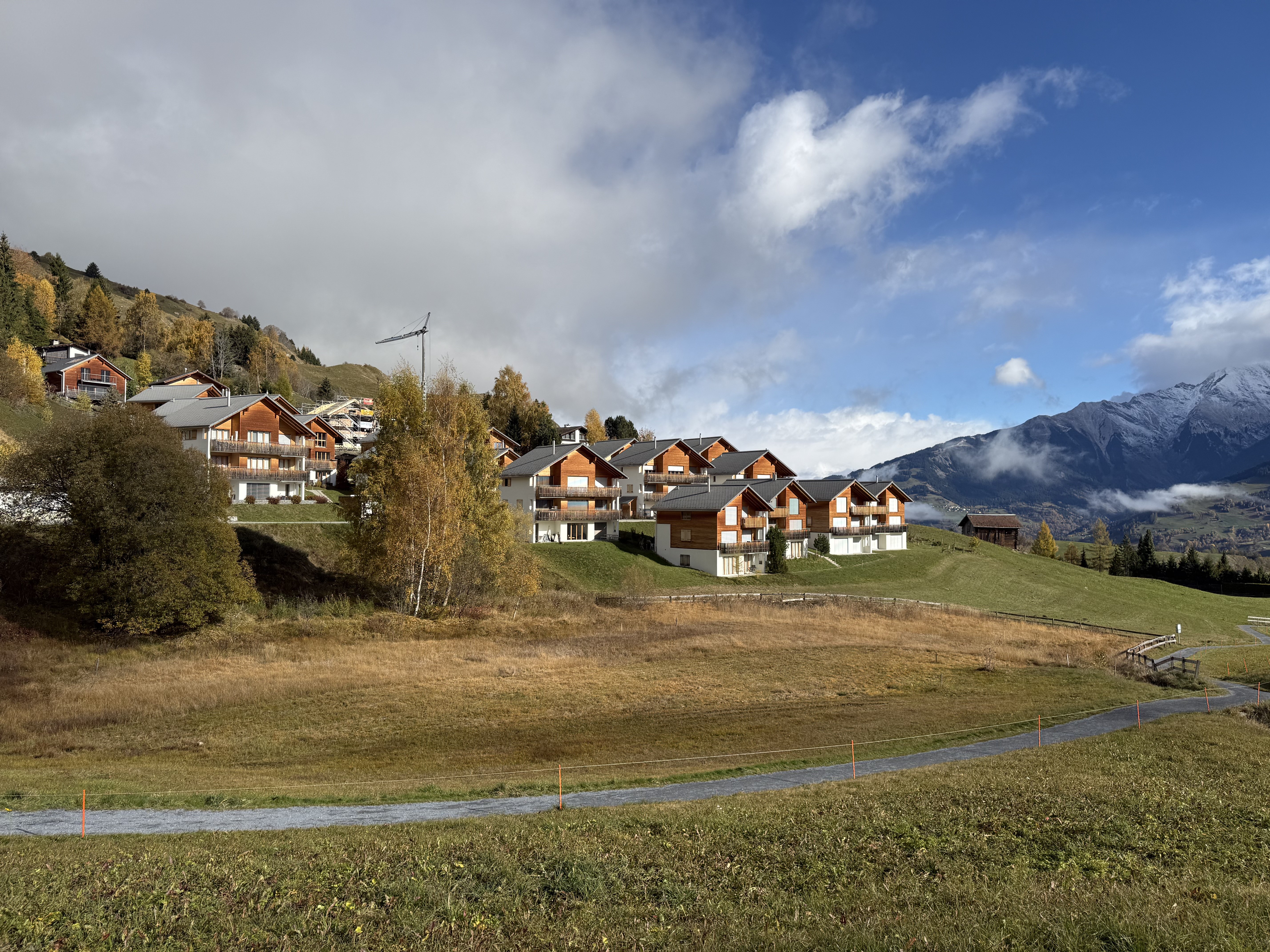 Alpine Wohnsiedlung mit Bergpanorama