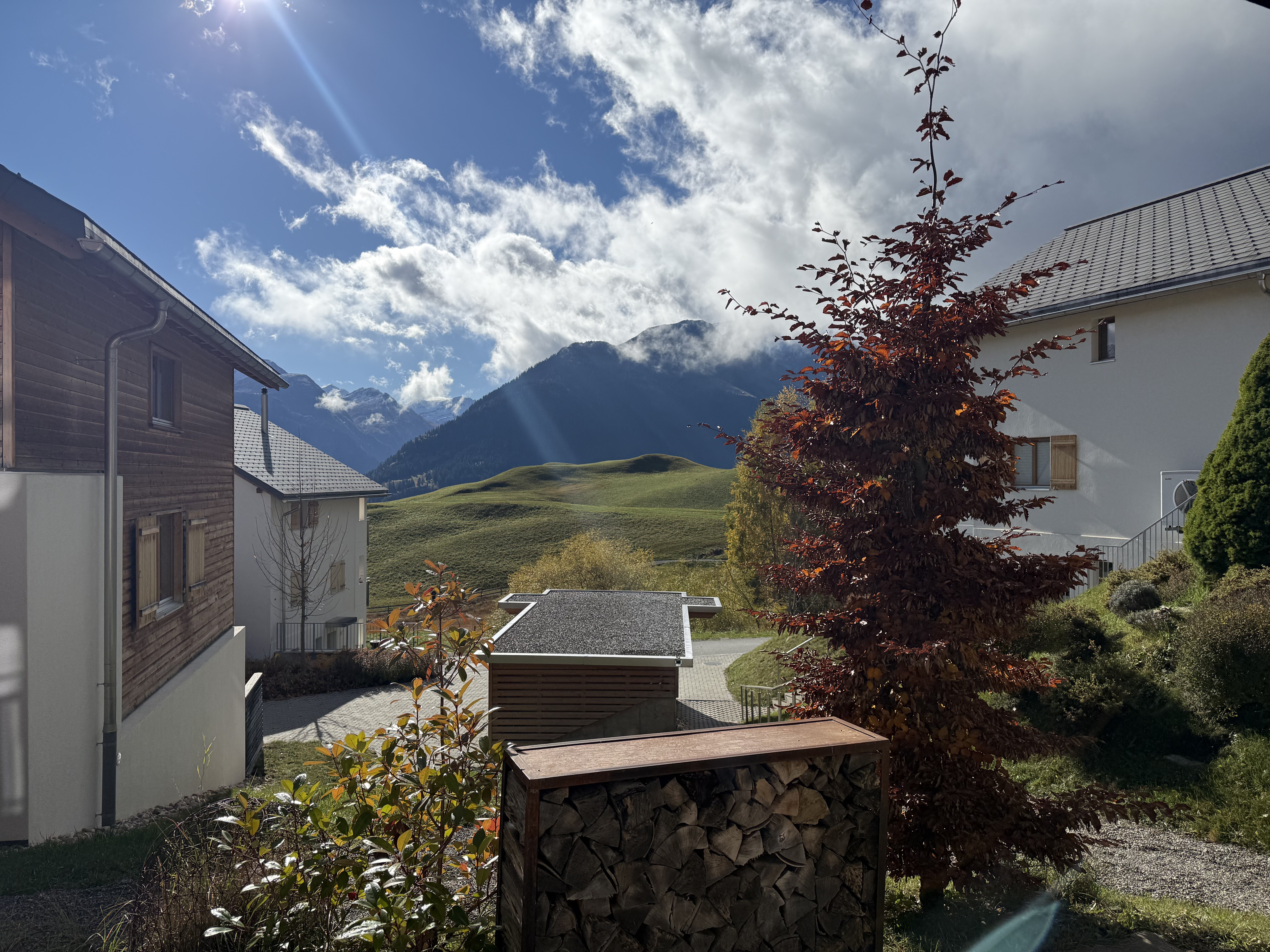 Alpenblick zwischen Wohnhäusern