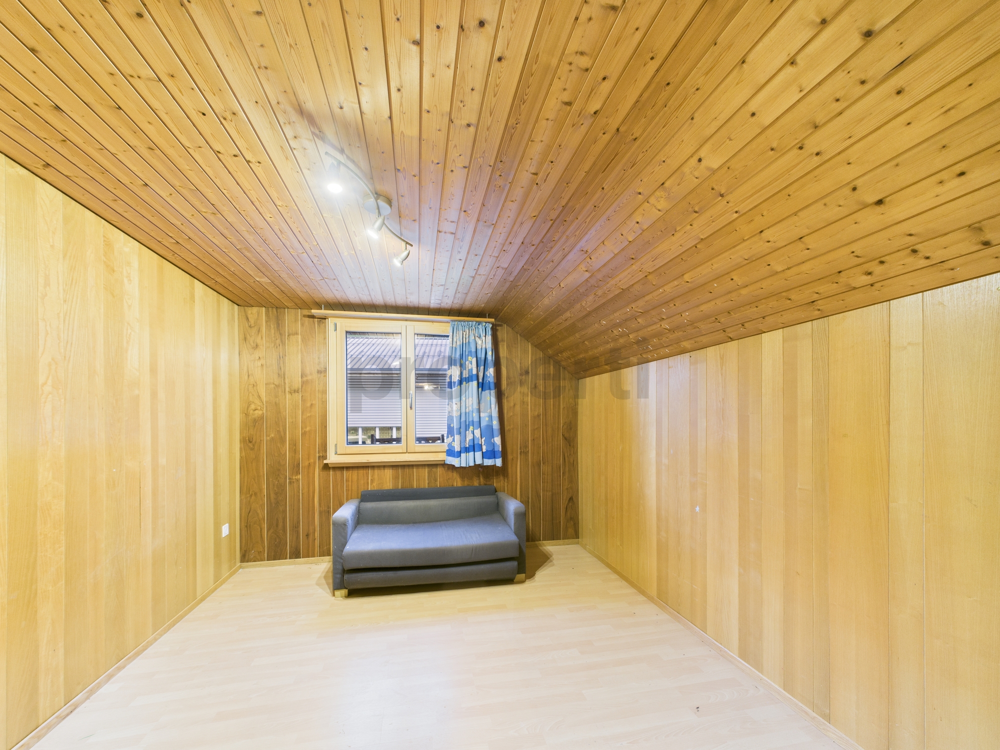 Holzvertädelter Dachraum mit Sofa