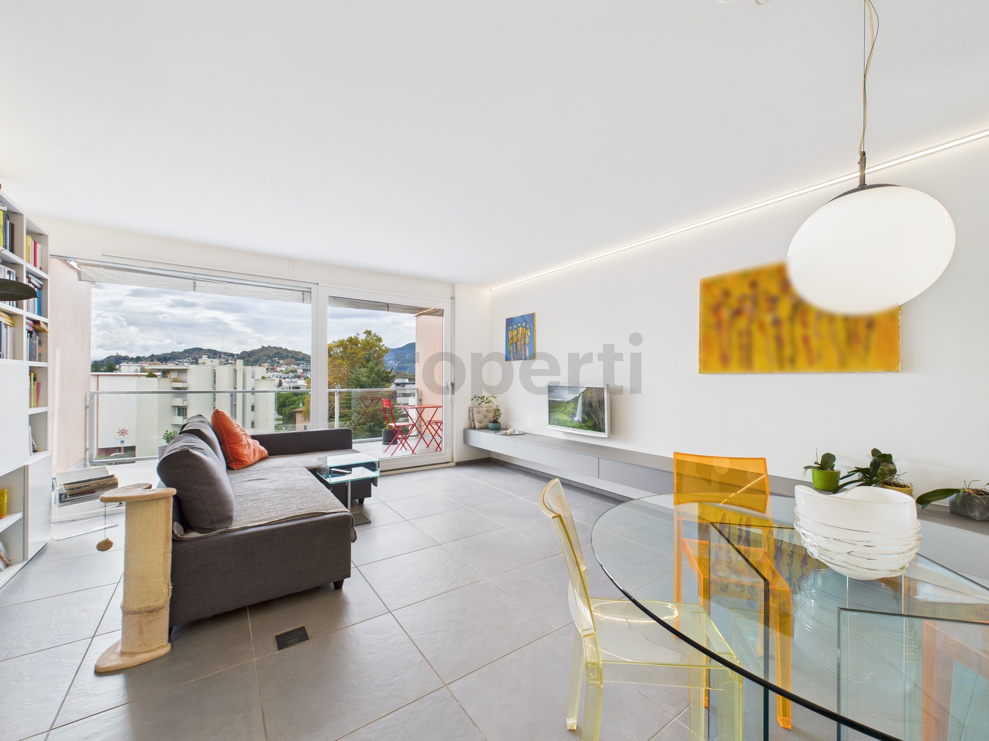 Helles Wohnzimmer mit Balkonblick