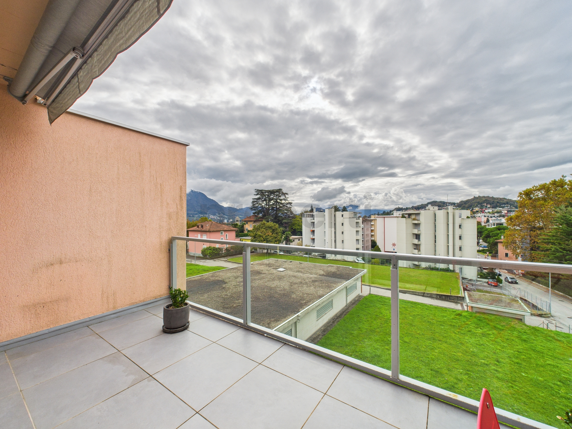 Balkon mit Stadt- und Bergblick