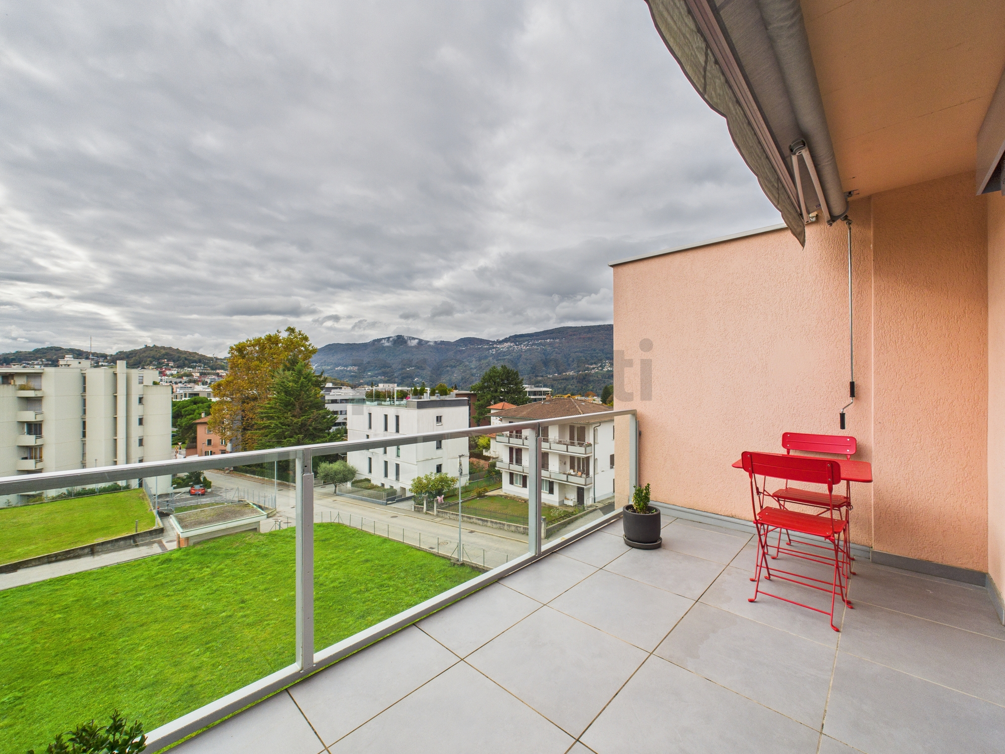 Balkon mit Bergblick