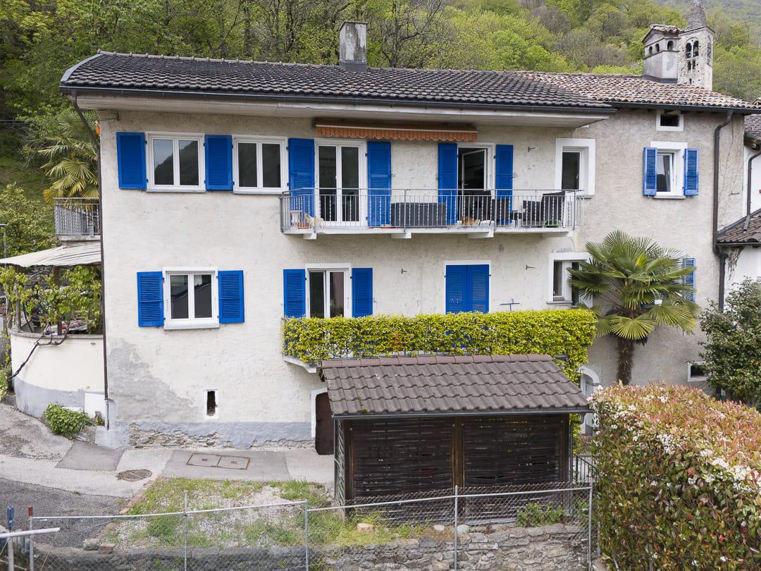 Außenansicht eines Hauses mit blauen Fensterläden