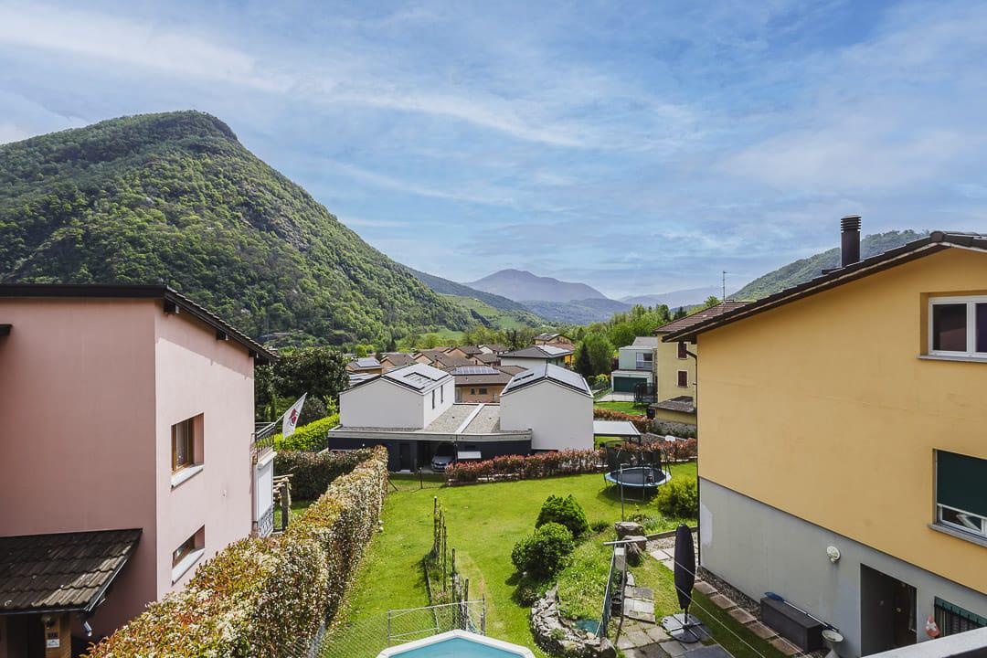 Blick auf Garten mit Bergpanorama