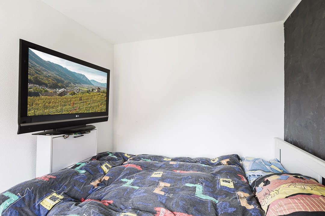 Kleines Schlafzimmer mit Wand-TV