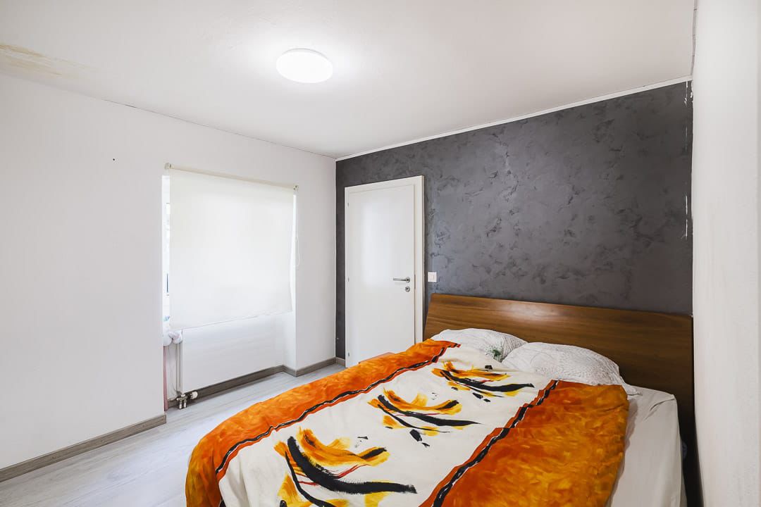 Schlafzimmer mit dunkler Akzentwand