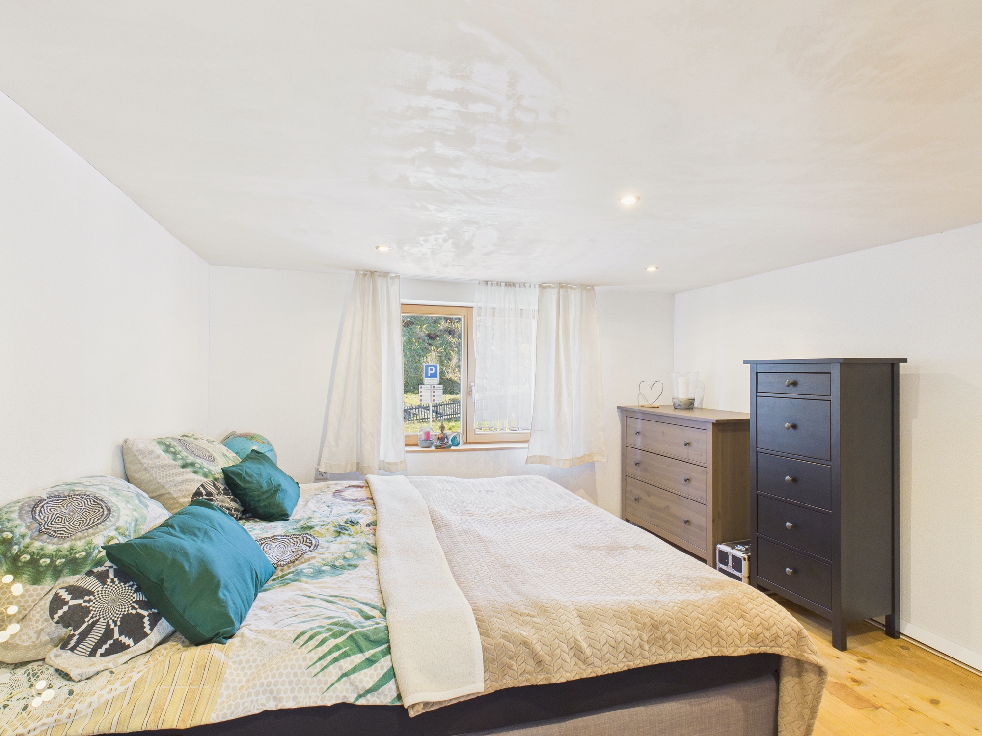 Schlafzimmer mit Doppelbett und Kommoden