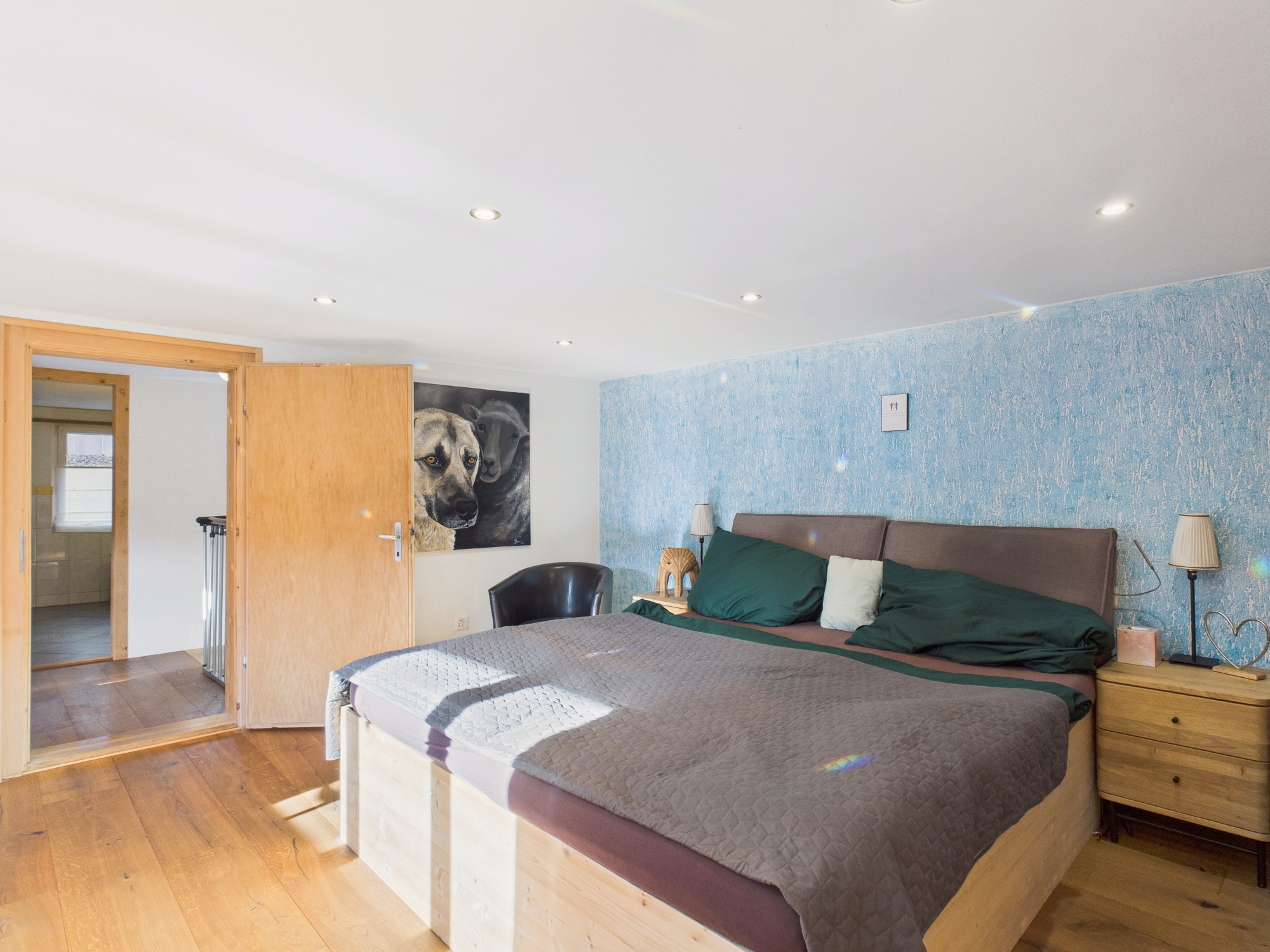 Helles Schlafzimmer mit Holzakzenten