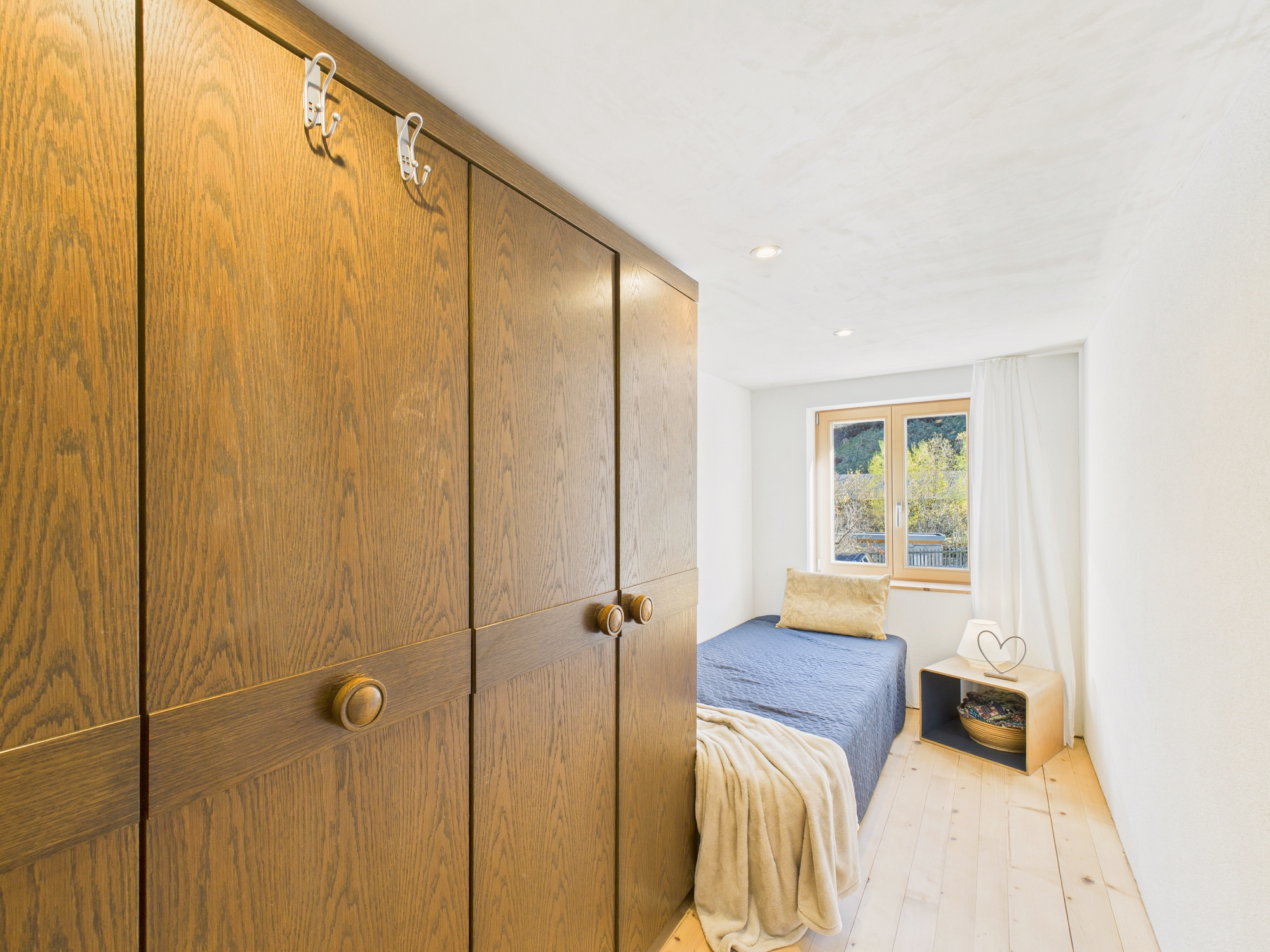 Kleines Schlafzimmer mit Einbauschrank