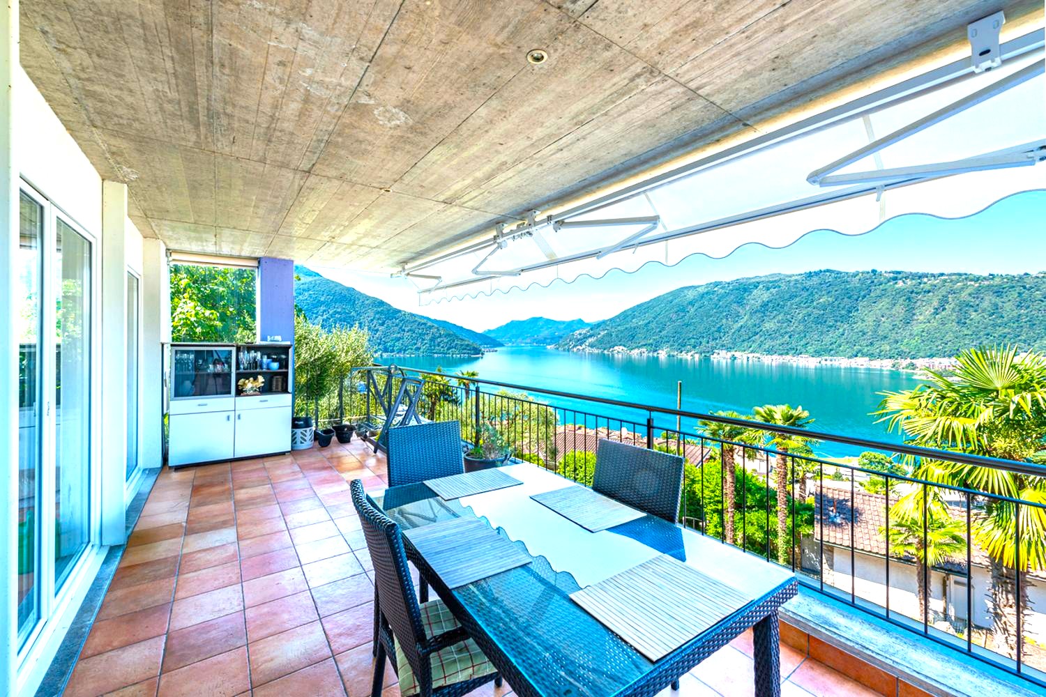 Überdachte Terrasse mit Seeblick