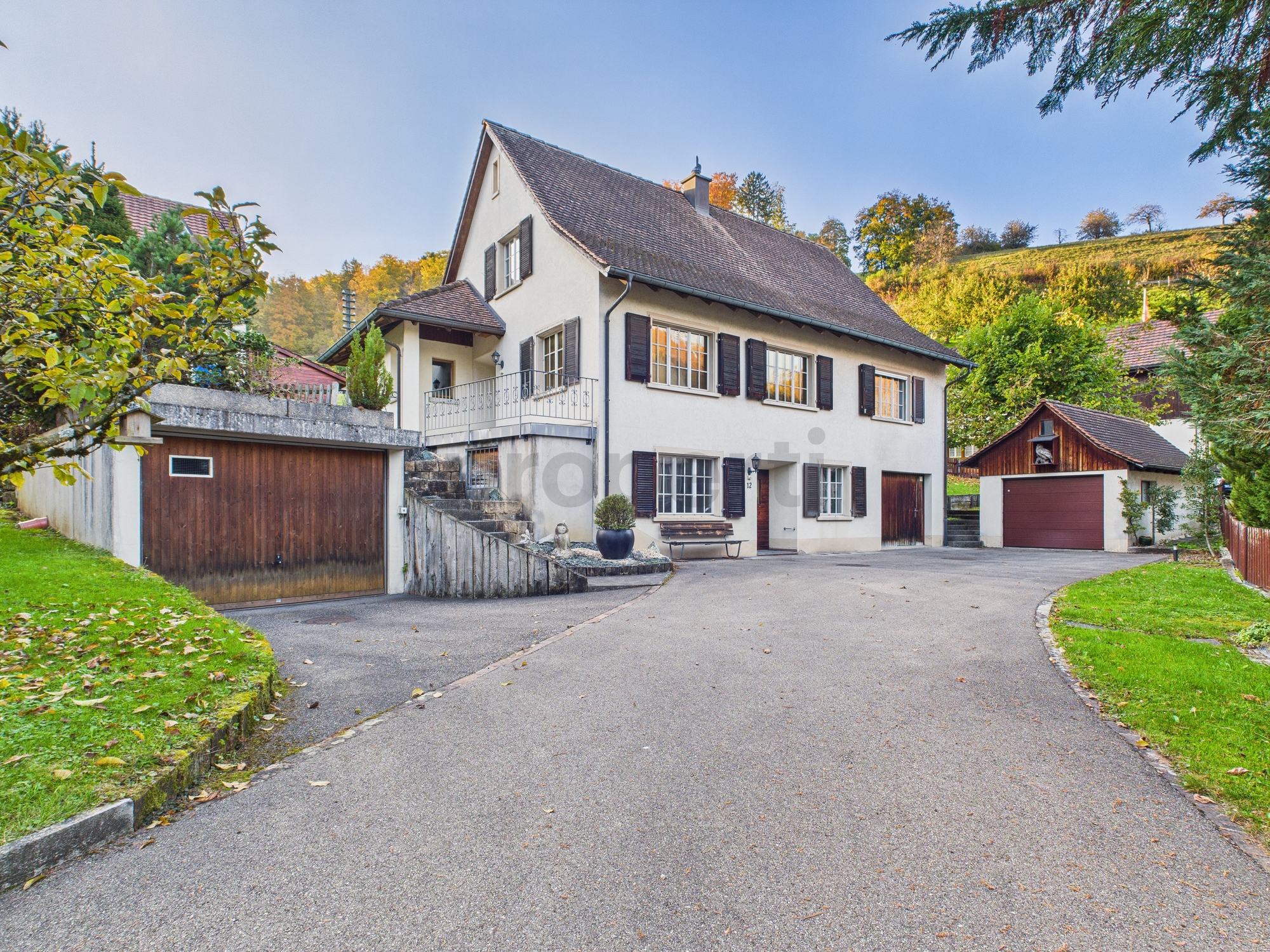 Freistehendes Einfamilienhaus mit Nebengebäuden