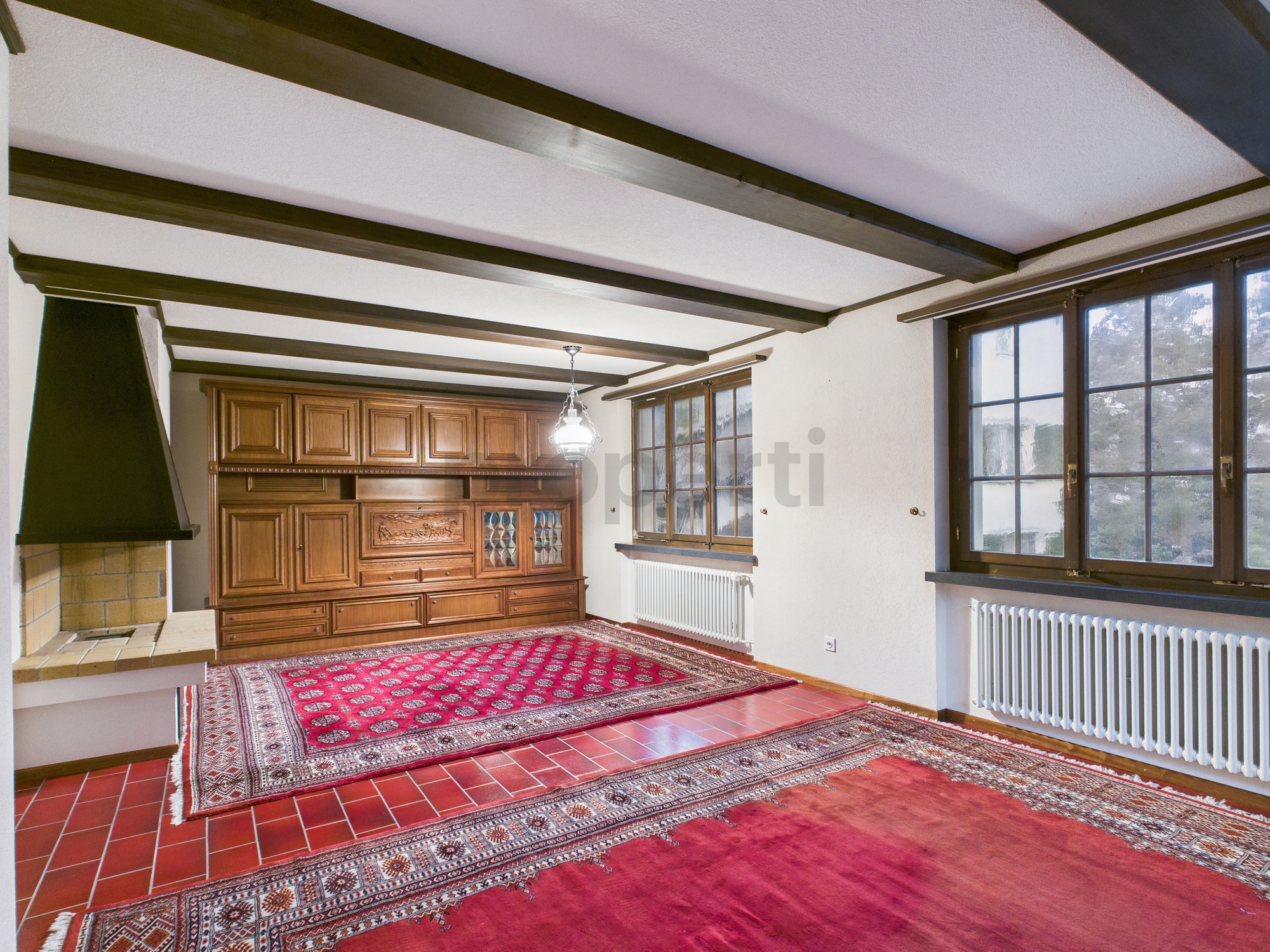 Wohnzimmer mit rustikalem Holzmöbel und Kachelofen