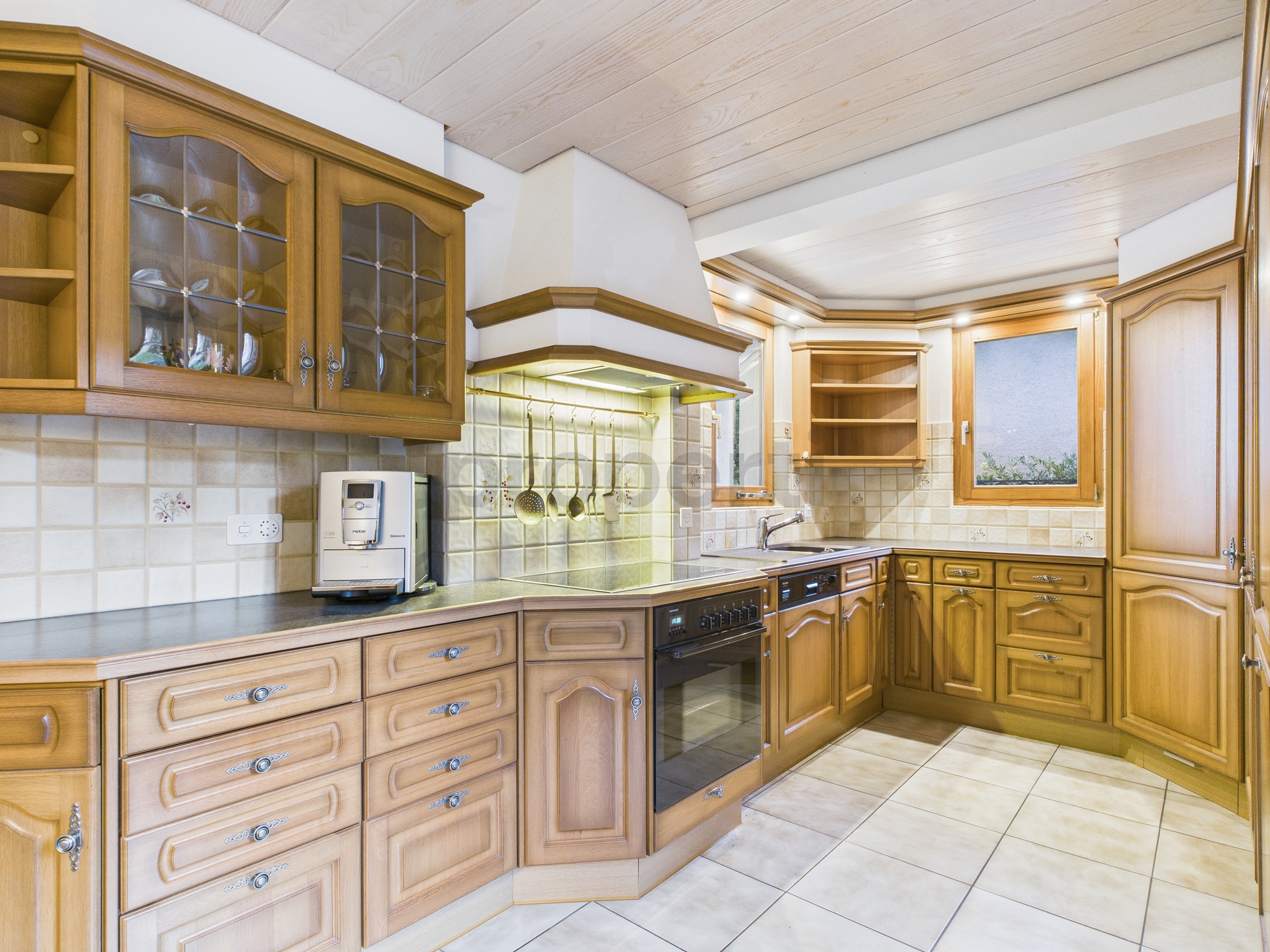 Landhausküche mit Holzfronten