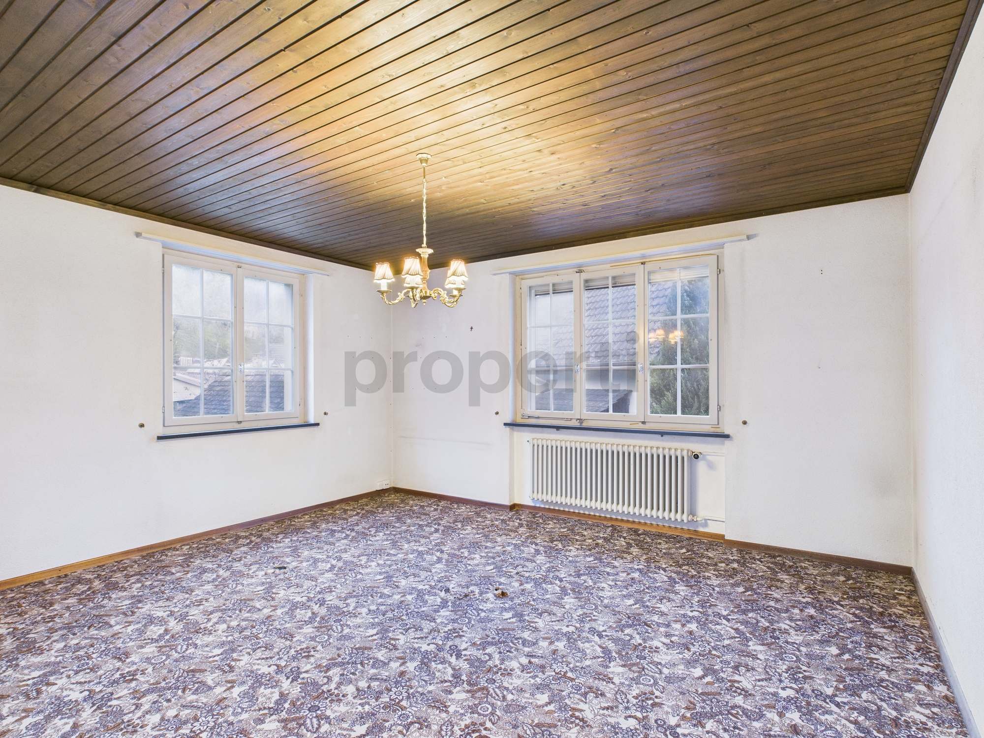 Leerer Wohnraum mit Holzdecke