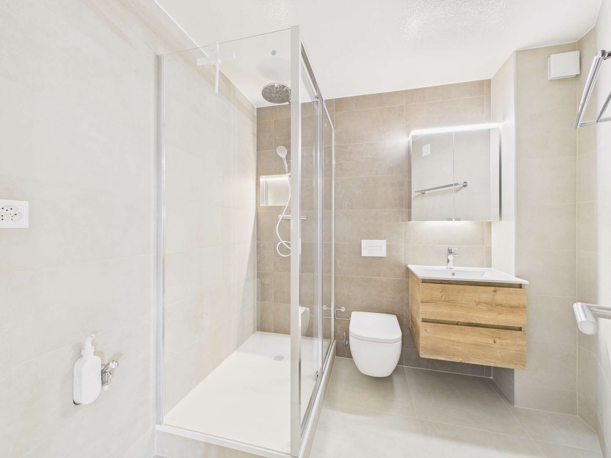 Modernes Bad mit Walk-in-Dusche
