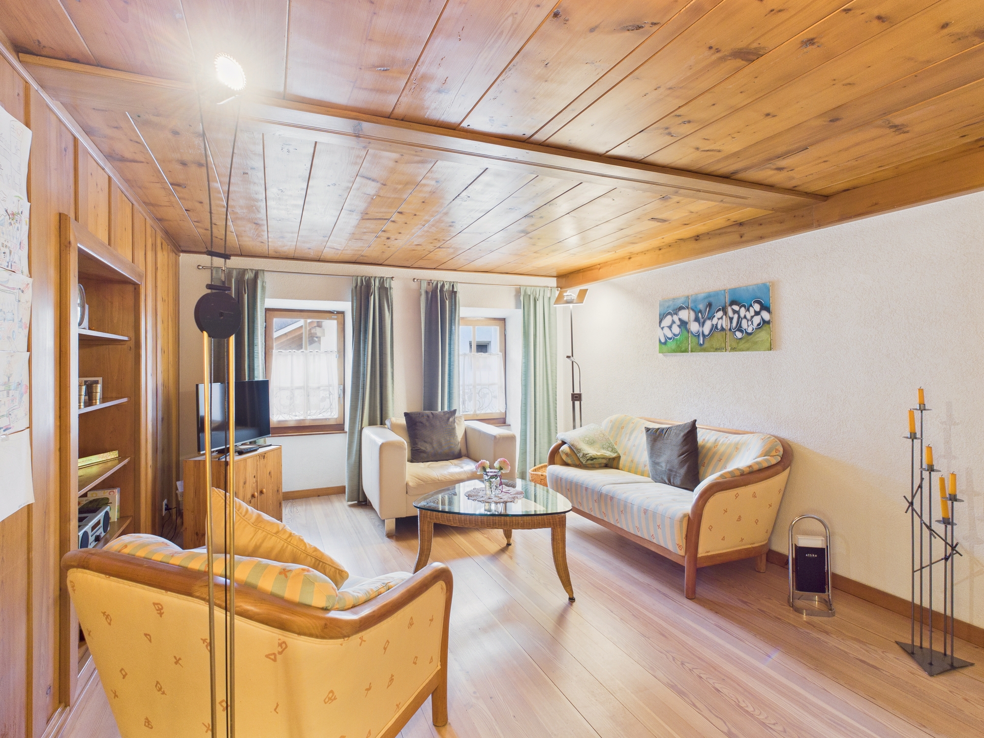 Gemütliches Wohnzimmer mit viel Holz