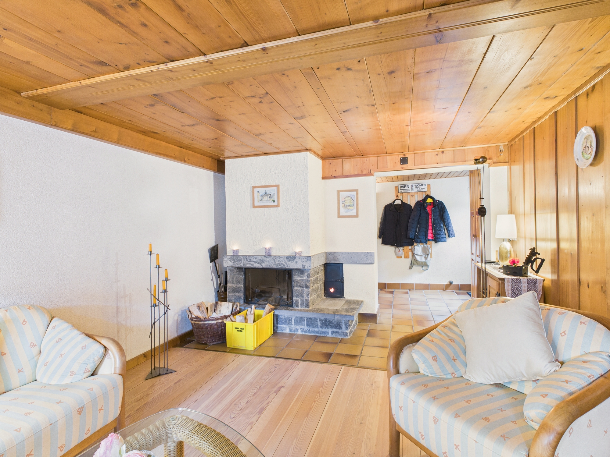 Gemütliches Wohnzimmer mit Kamin und Holzdecke