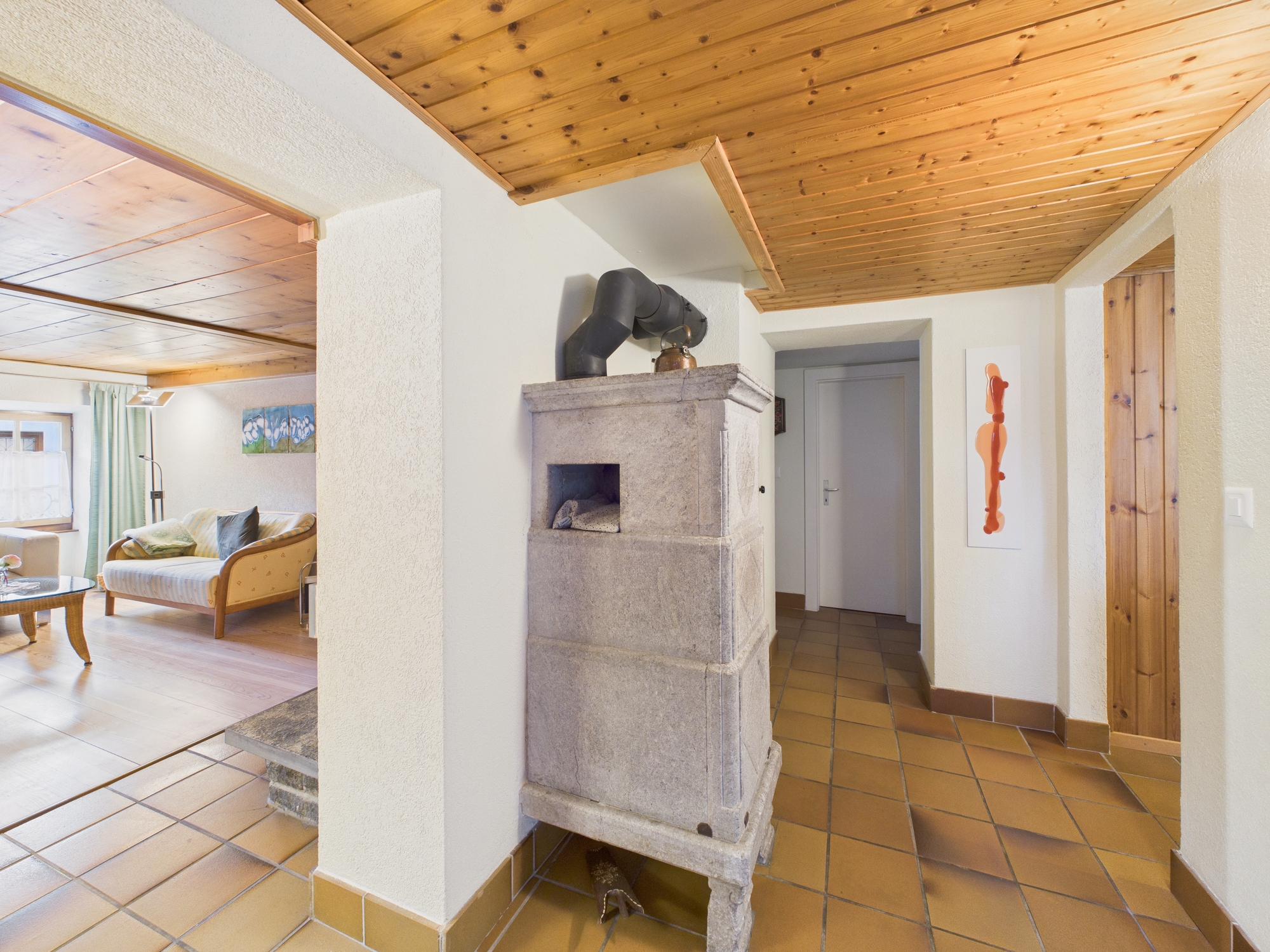 Gemütlicher Wohnbereich mit Kamin und Holzdecke