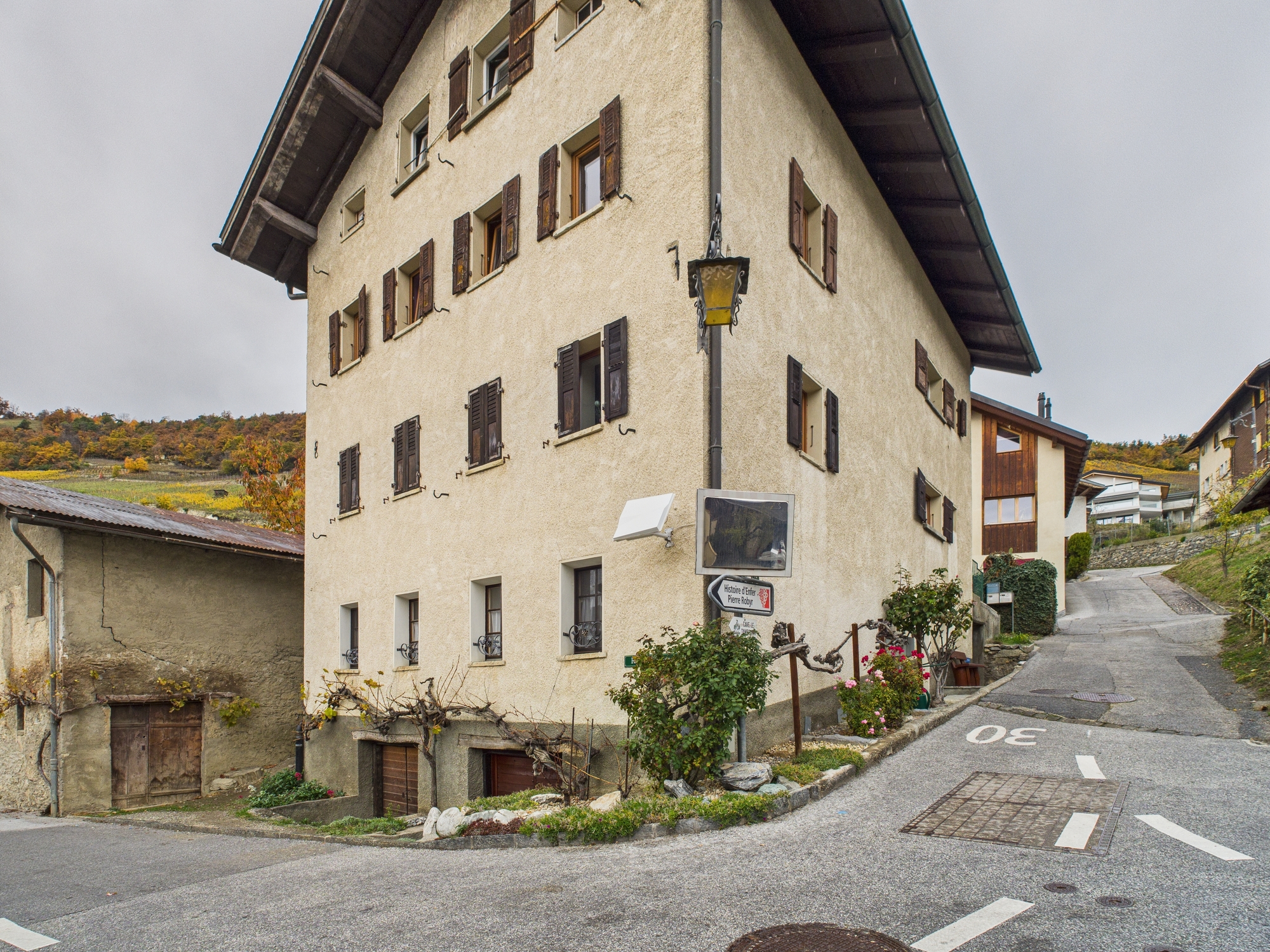 Altes Wohnhaus an einer schmalen Straße
