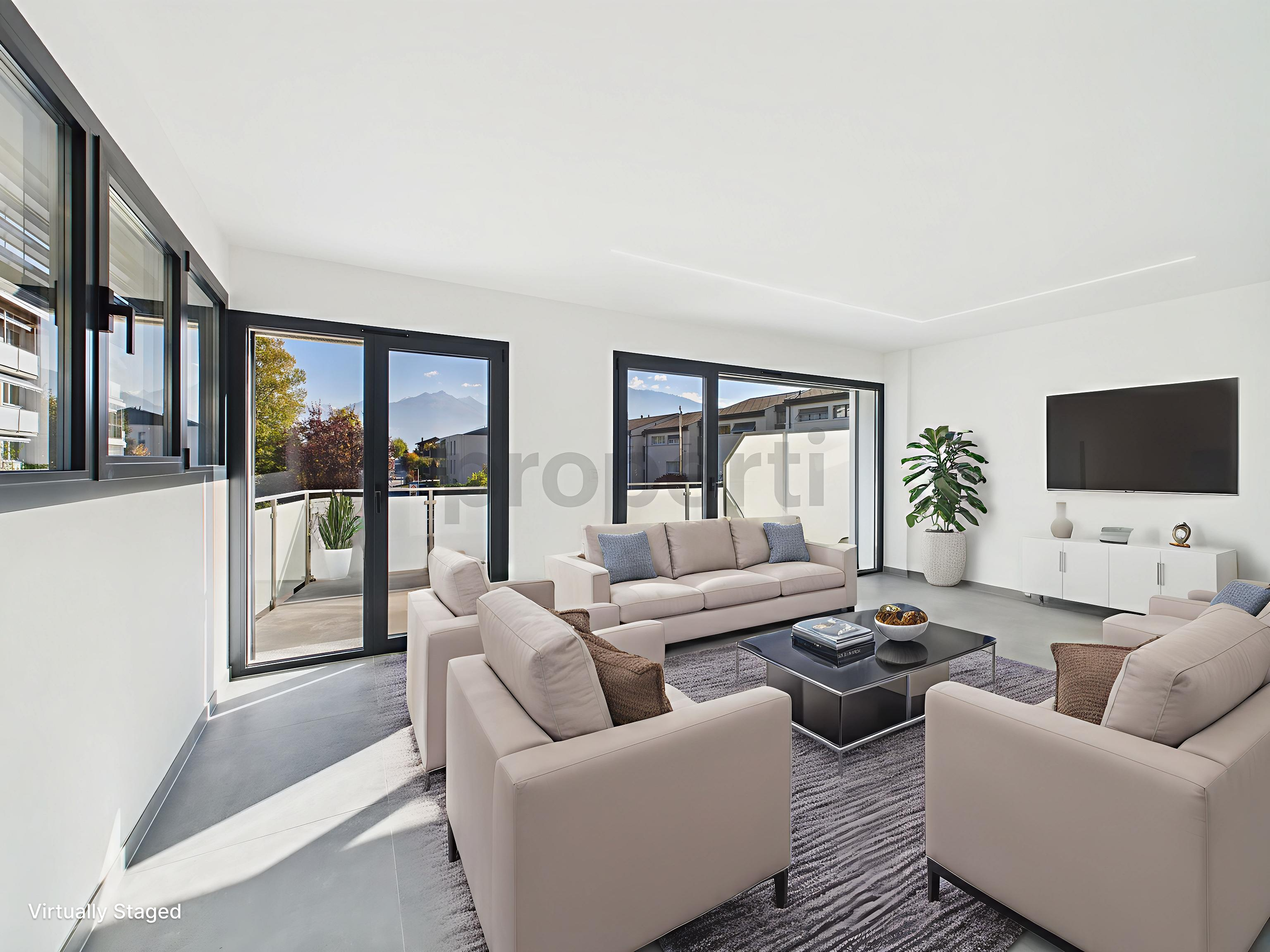 Helles, modern gestyltes Wohnzimmer mit Balkonzugang