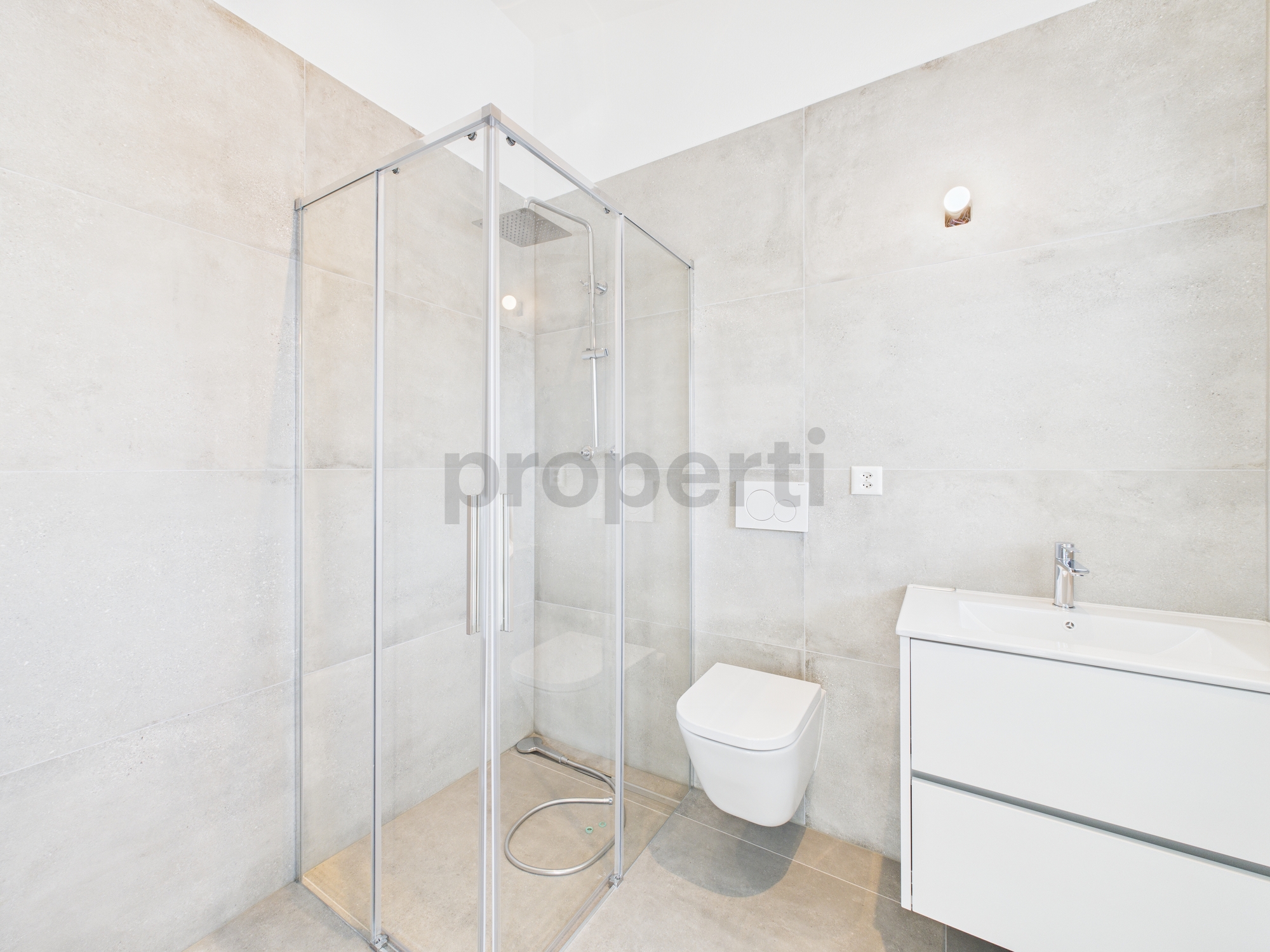 Modernes Badezimmer mit Dusche und WC