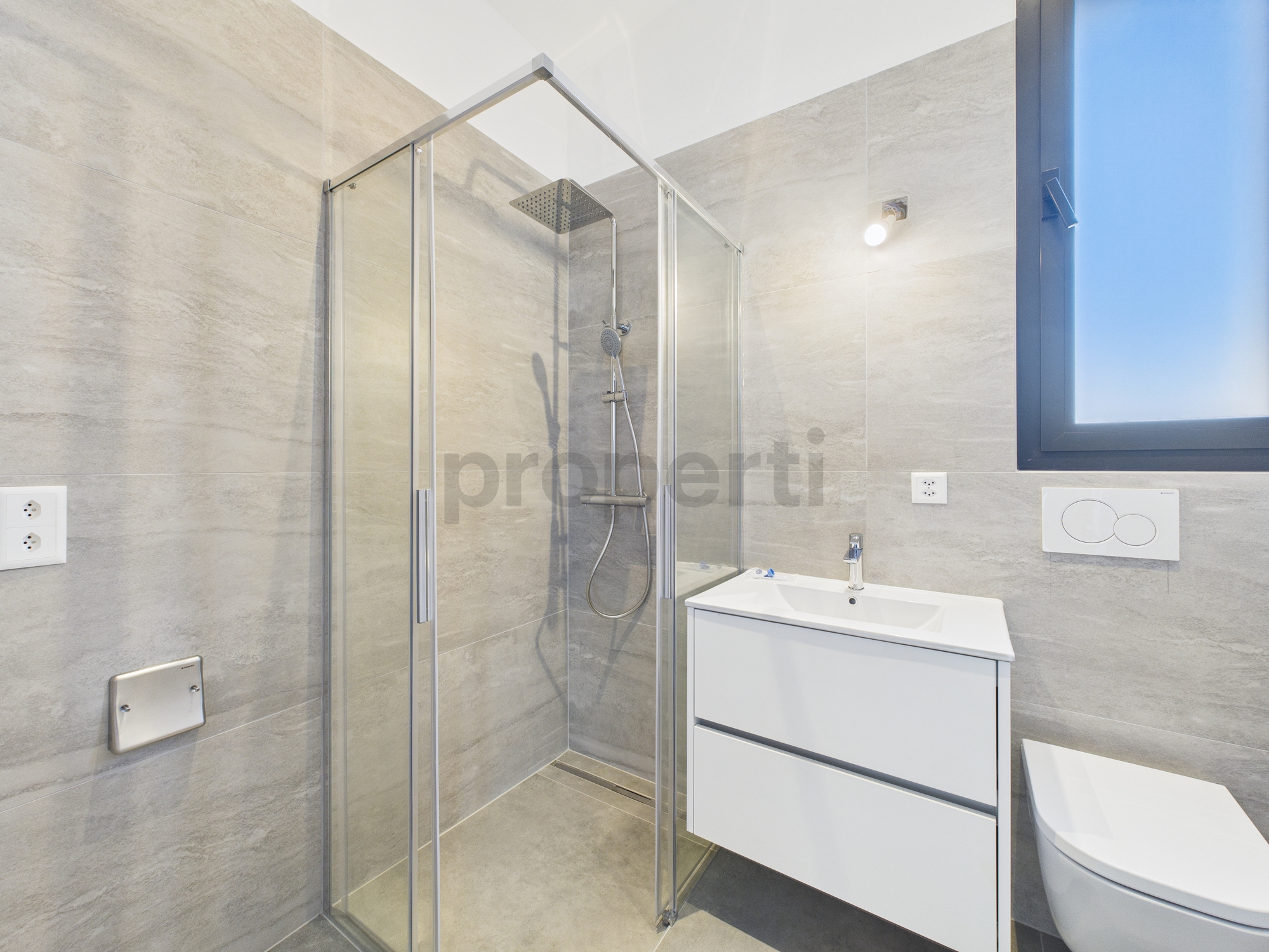 Modernes Badezimmer mit begehbarer Dusche