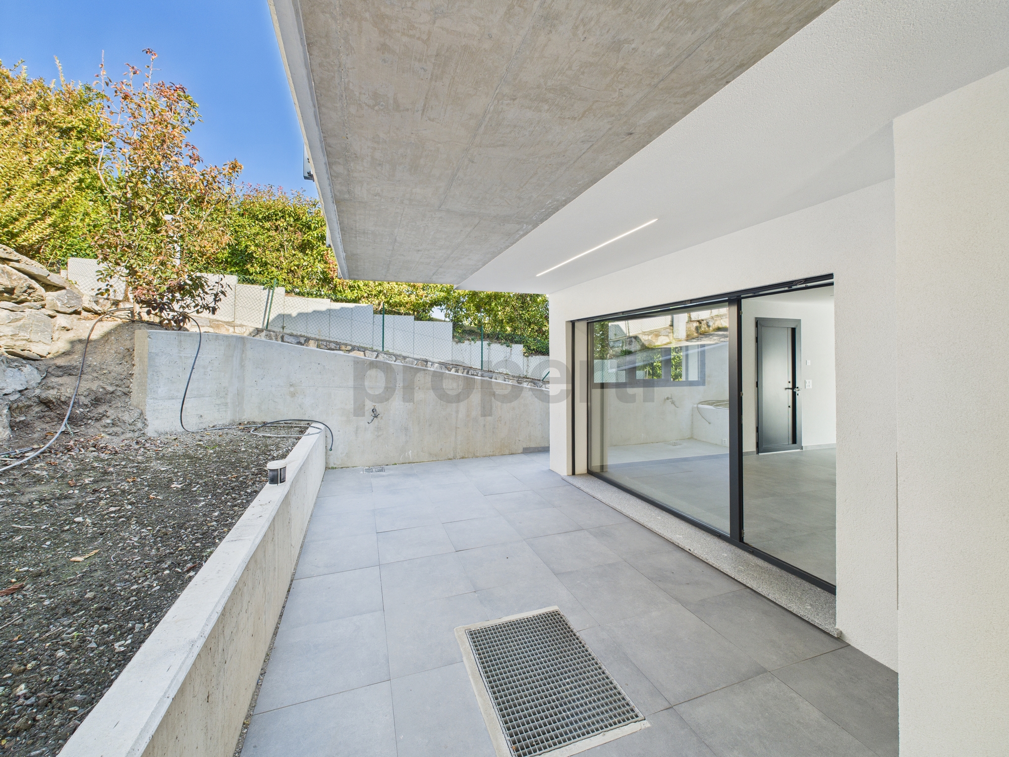 Moderne überdachte Terrasse mit Glasfront